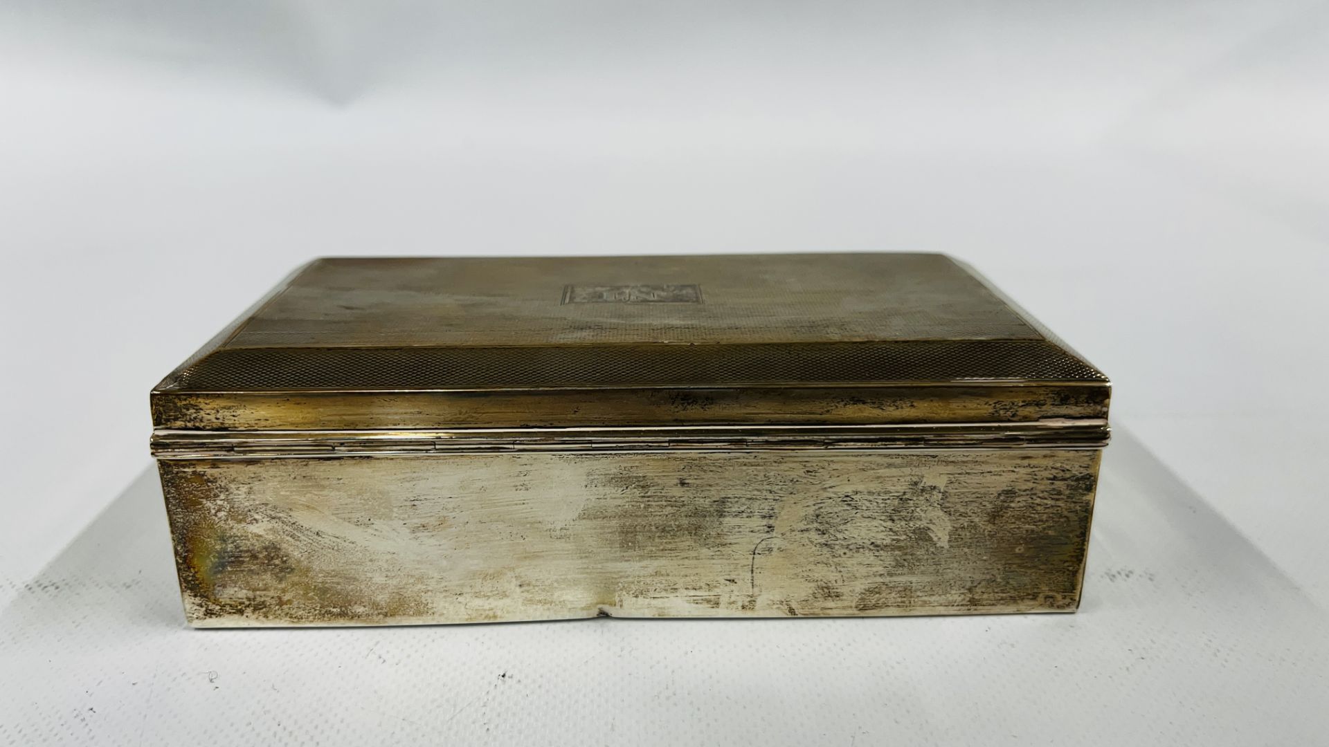 A VINTAGE SILVER CIGARETTE BOX BIRMINGHAM ASSAY J.H.W (RUBBED MARKS) BEARING MONOGRAM MJ 24.7. - Image 7 of 10