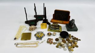 A BOX OF COLLECTIBLES TO INCLUDE A VINTAGE AA BADGE, ARAB HORSE SHOW PRESENTATION TROPHY,
