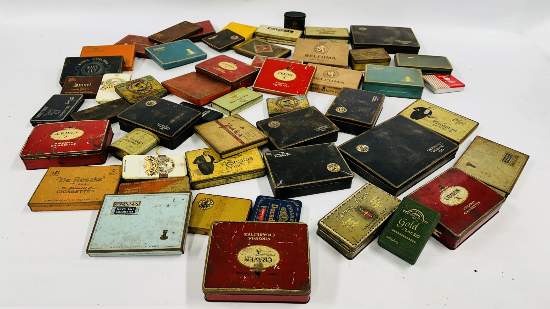 A BOX CONTAINING AN EXTENSIVE COLLECTION OF ASSORTED EMPTY VINTAGE CIGARETTE TINS TO INCLUDE