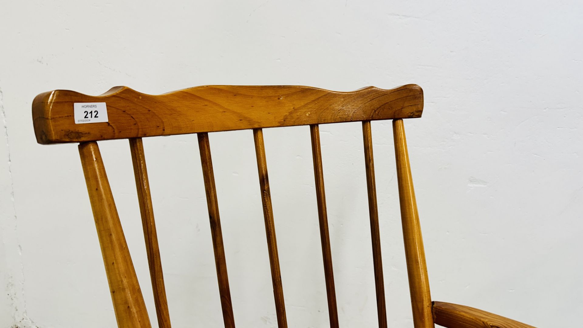 A PINE STICK BACK ROCKING CHAIR. - Bild 3 aus 7