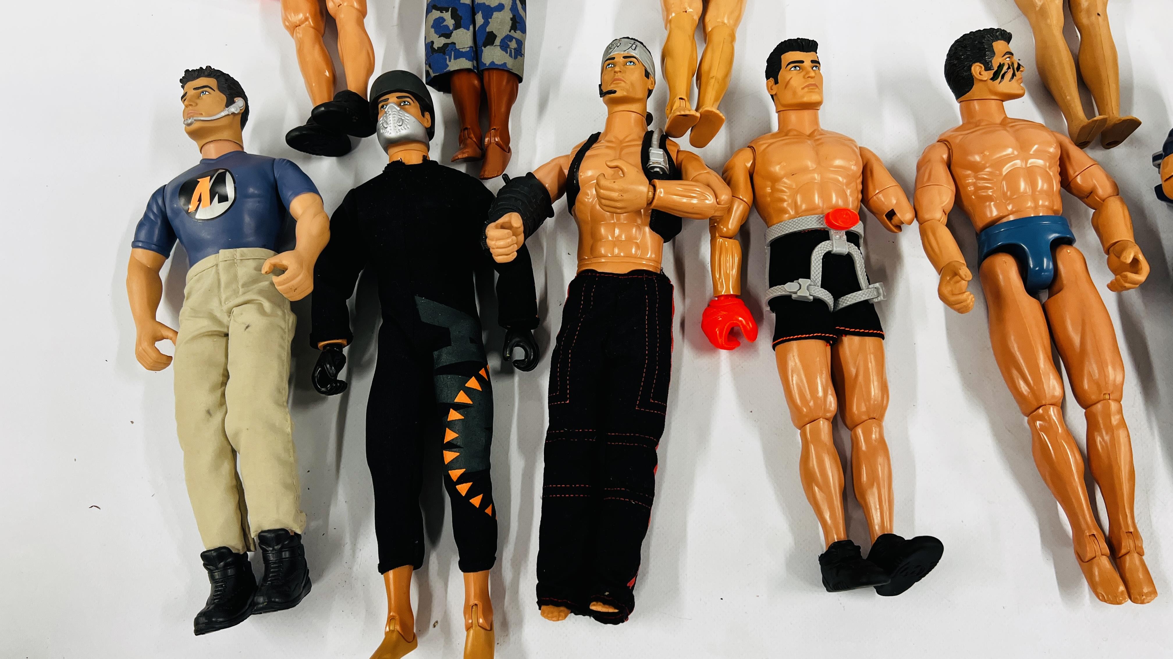 A BOX CONTAINING A GROUP OF 15 ASSORTED ACTION MAN FIGURES IN VARIOUS OUTFITS. - Image 4 of 5