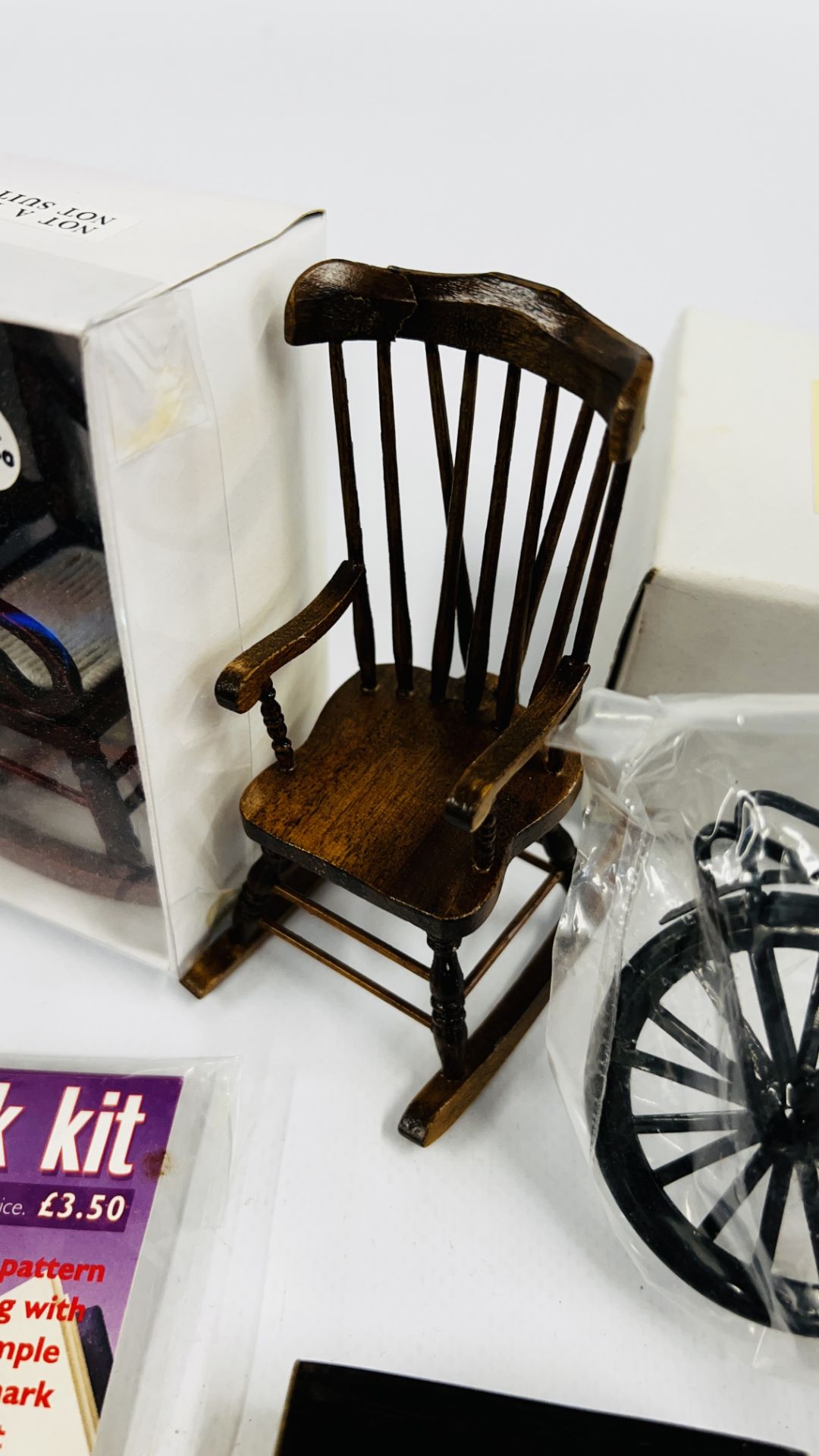 2 X BOXES CONTAINING A QUANTITY OF MINIATURE DOLLS HOUSE FURNITURE AND ACCESSORIES. - Image 6 of 16