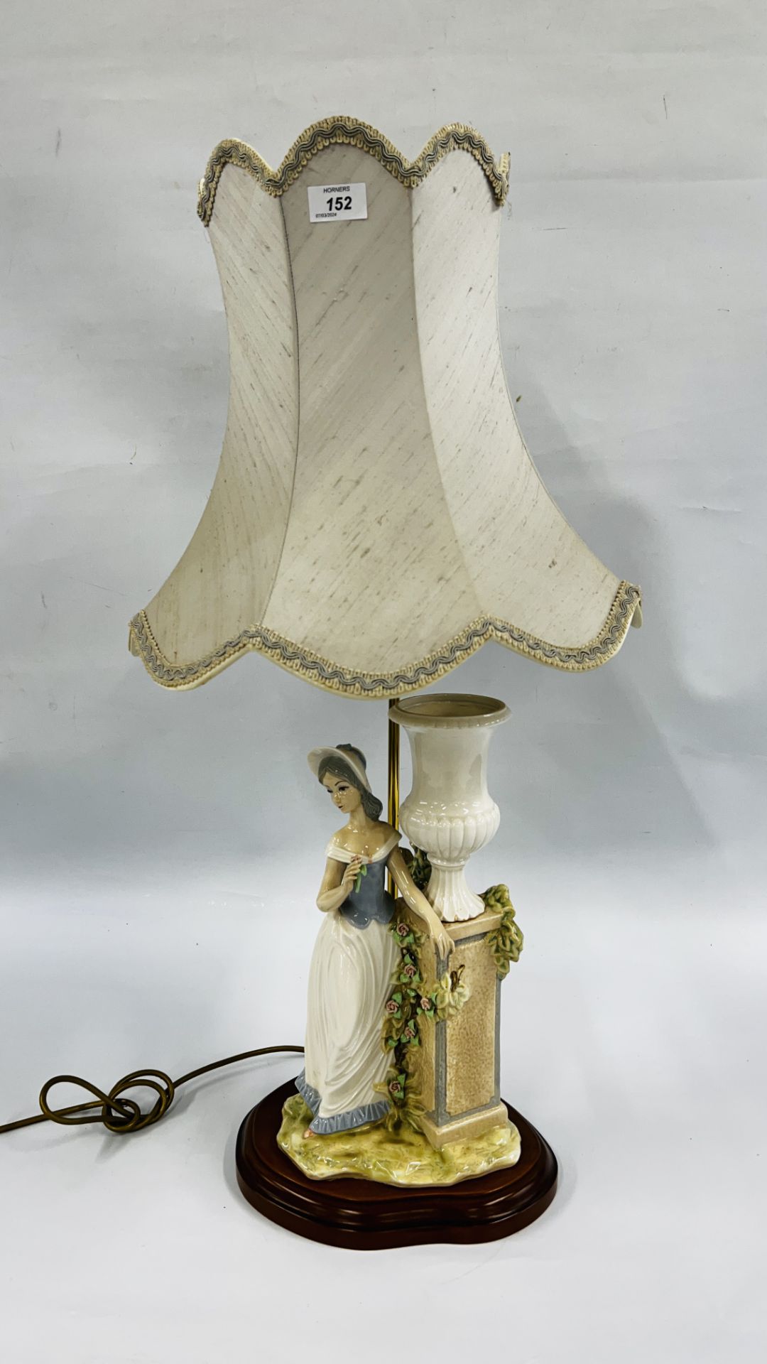 A LARGE LLADRO STYLE FIGURED TABLE LAMP, OVERALL HEIGHT 80CM - SOLD AS SEEN.