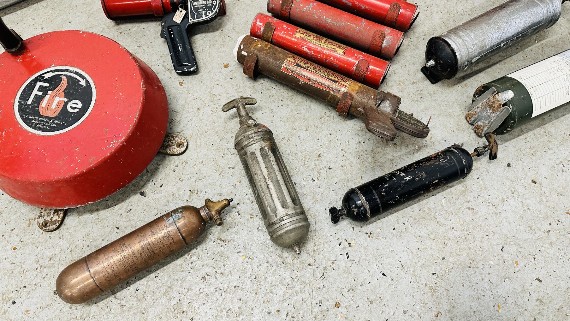 COLLECTION OF ASSORTED VINTAGE FIRE EXTINGUISHERS TO INCLUDE GOVERNMENT ISSUED ALONG WITH A VINTAGE - Image 8 of 16