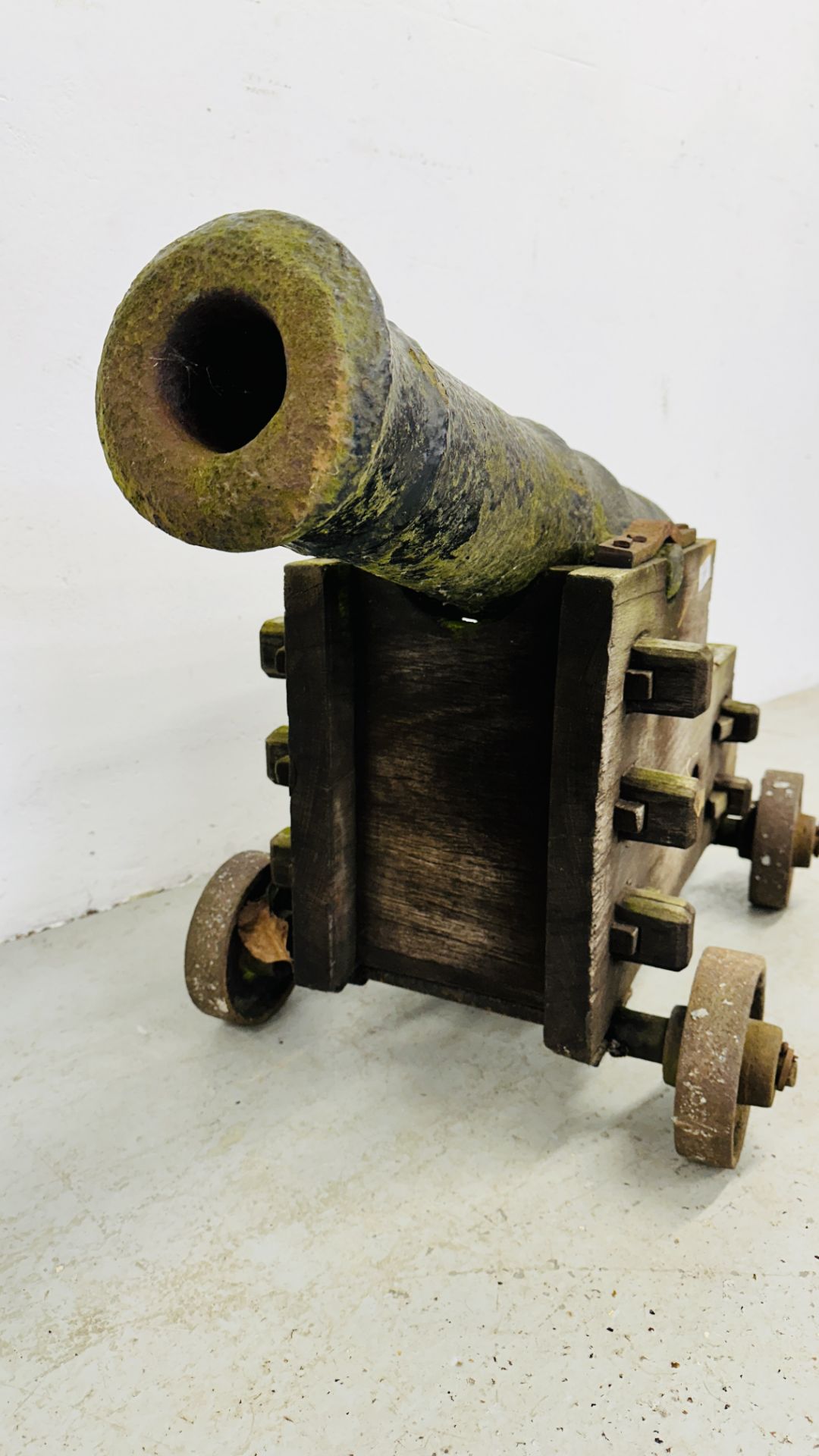 A GEORGE III CAST IRON NAVAL CANNON LENGTH 86CM ON LATER HARDWOOD STAND WITH CAST IRON WHEELS - - Image 12 of 18