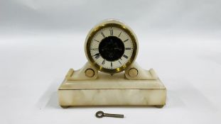 A FRENCH ALABASTER MANTEL CLOCK MARKED BREVETE SGDG WITH KEY - H 22CM X W 27CM.