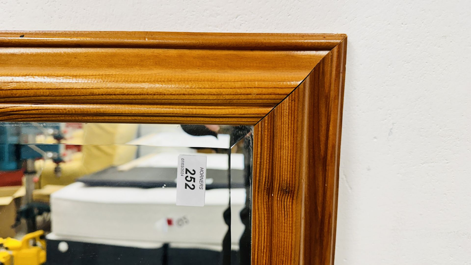 PINE FRAMED WALL MIRROR WITH BEVELLED GLASS. - Bild 2 aus 4