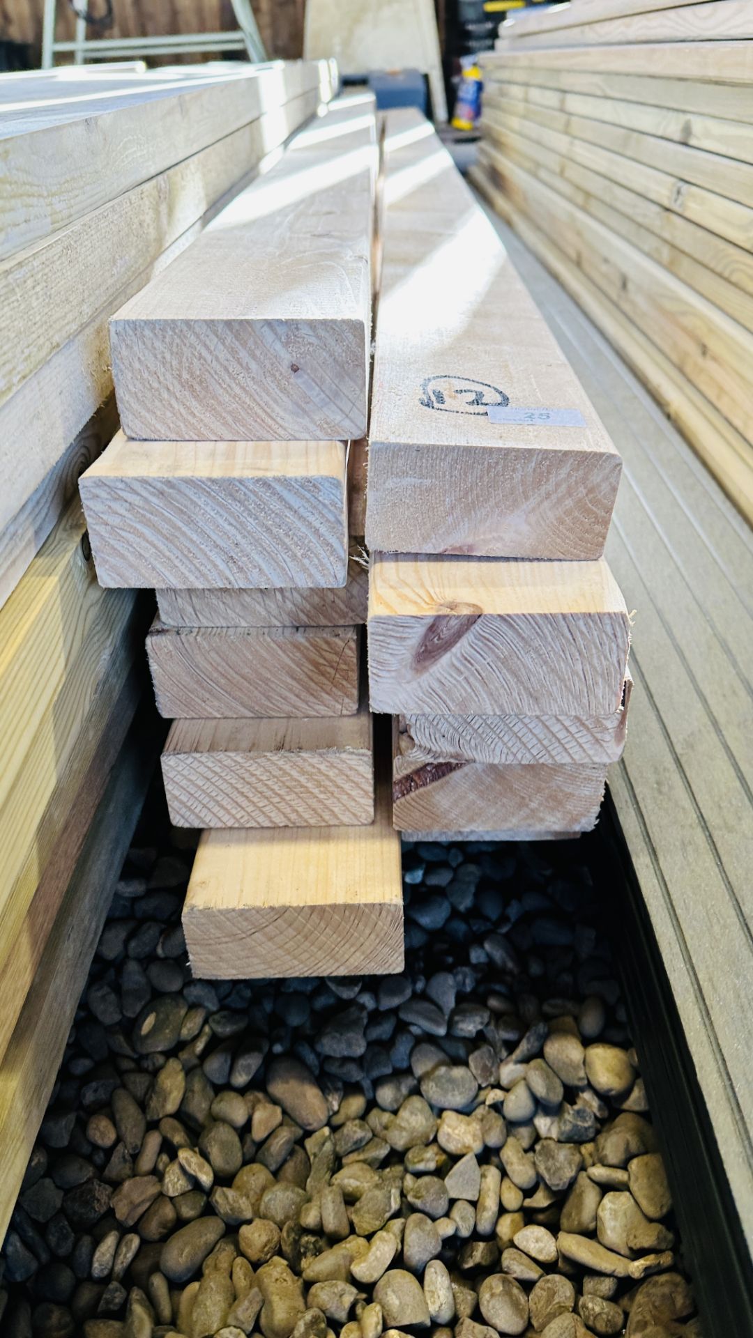 11 X 3 METRE LENGTHS 95MM X 45MM PLANED TIMBER. THIS LOT IS SUBJECT TO VAT ON HAMMER PRICE. - Bild 2 aus 4