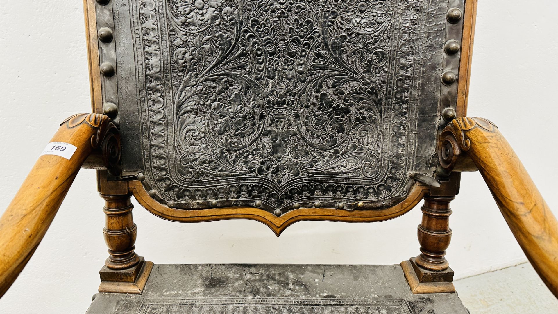 AN IMPRESSIVE SPANISH WALNUT ANTIQUE HIGH BACK ELBOW CHAIR, DETAILED SCROLLED ARMS, - Image 4 of 28