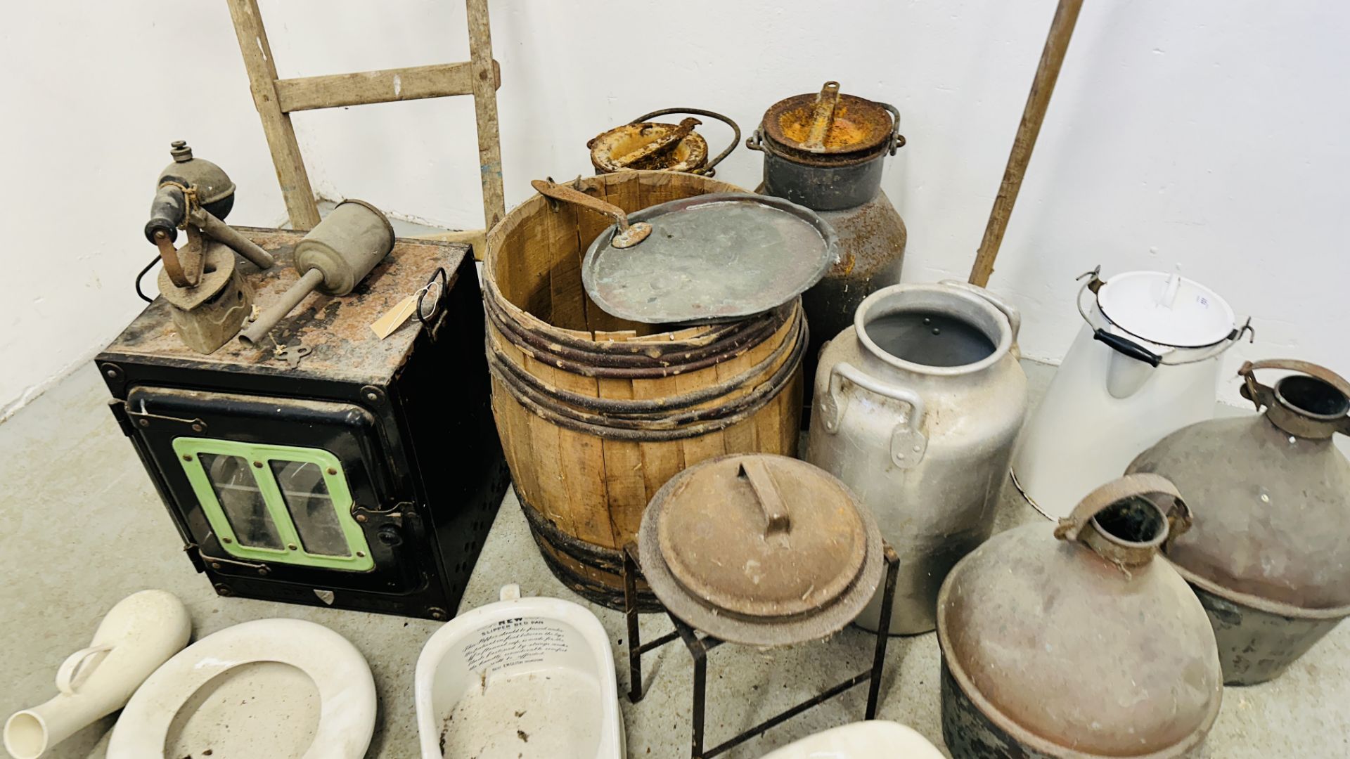 A COLLECTION OF VINTAGE BYGONES TO INCLUDE SACK BARROW, WILLOW BOUND BARREL, VALOR No112 FIELD OVEN, - Image 3 of 16