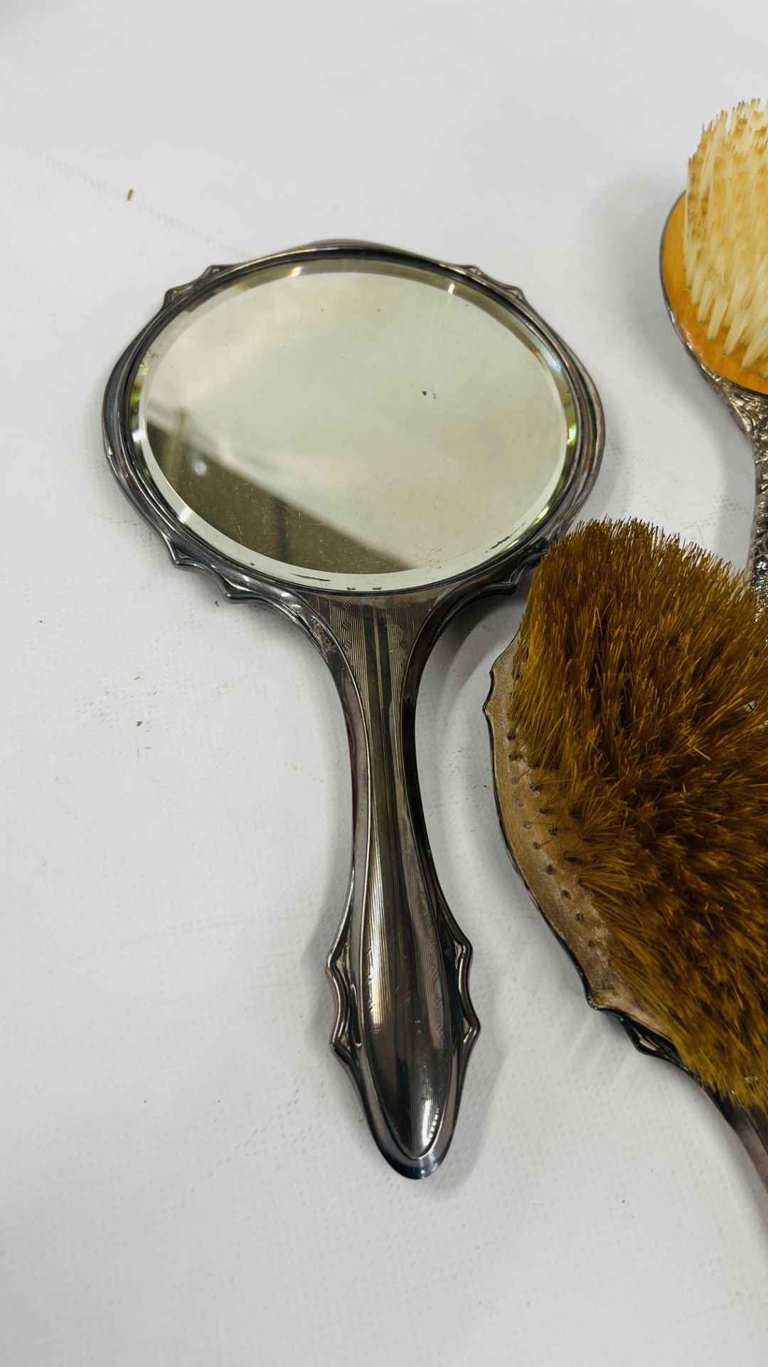 A VINTAGE 5 PIECE SILVER BACKED DRESSING TABLE BRUSH SET ALONG WITH A FURTHER PAIR OF BRUSHES & ONE - Image 10 of 12