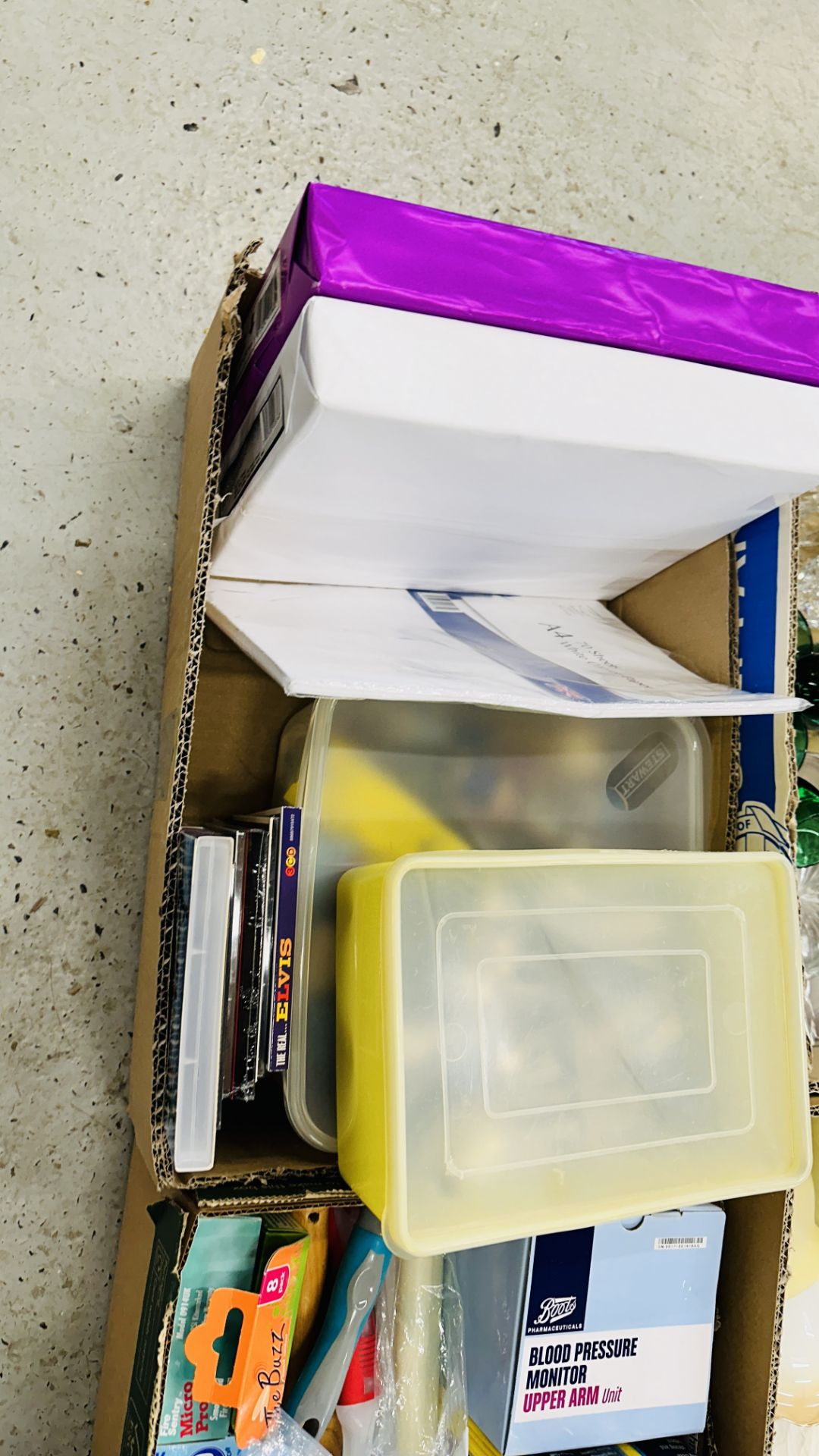 20 BOXES OF ASSORTED HOUSEHOLD EFFECTS TO INCLUDE GLASSWARE, KIITCHEN UTENSILS, CROCKERY, - Image 13 of 27