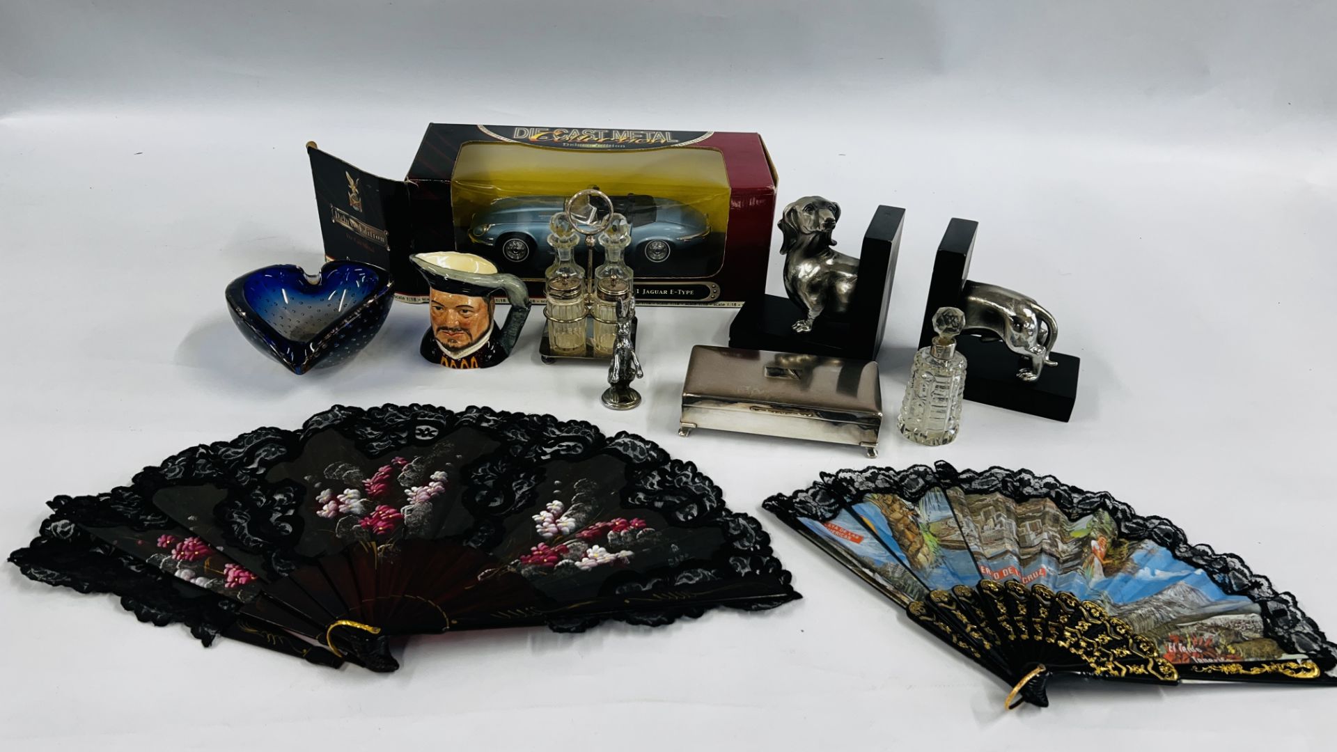 A BOX OF COLLECTIBLES TO INCLUDE A CIGARETTE BOX, 4 BOTTLE CRUET, SILVER RIMMED DECANTER,