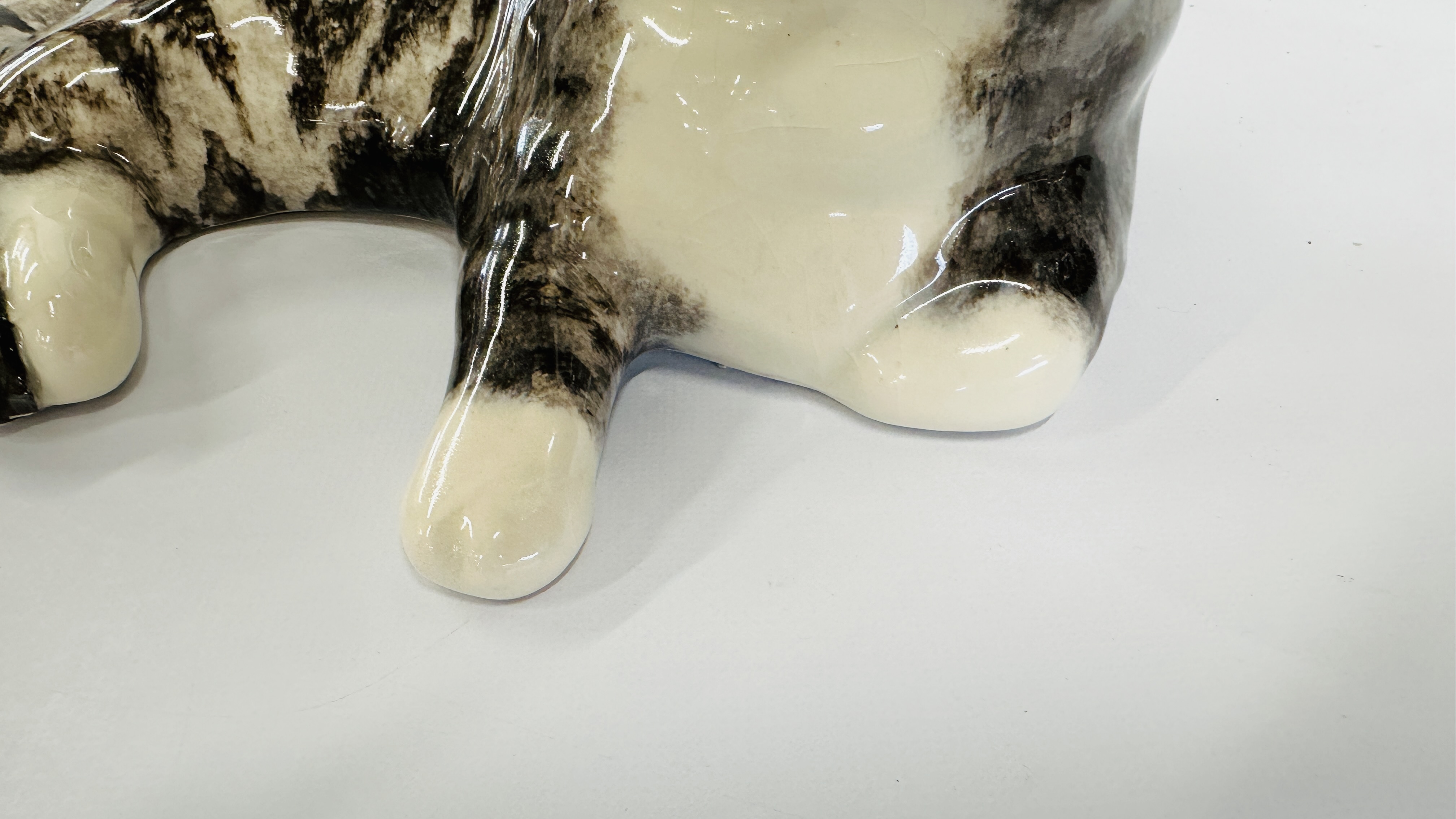 A HANDCRAFTED WINSTANLEY NO. 7 LAYING CAT FIGURE - HEIGHT 19CM, LENGTH 33CM. - Image 3 of 9