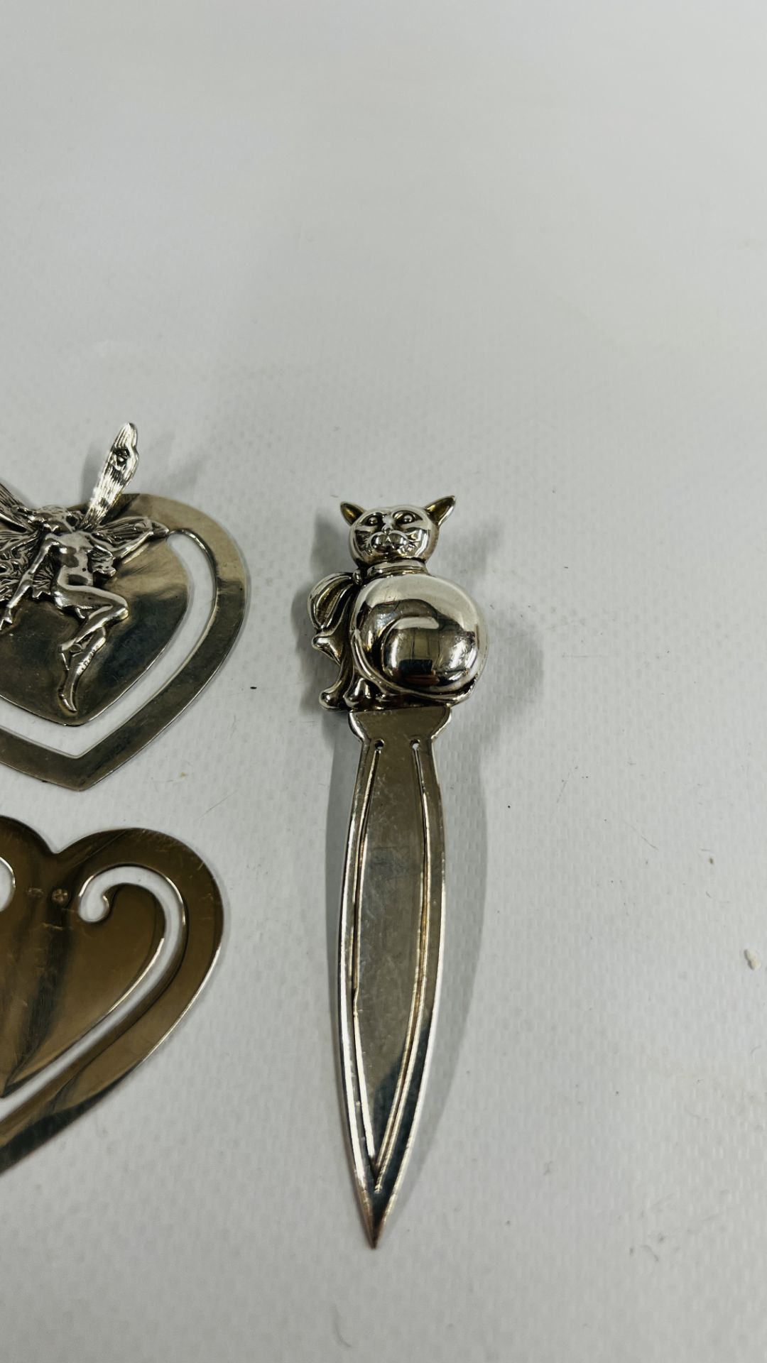 A GROUP OF THREE SILVER BOOKMARKS TO INCLUDE A FAIRY AND CAT EXAMPLES. - Image 3 of 5