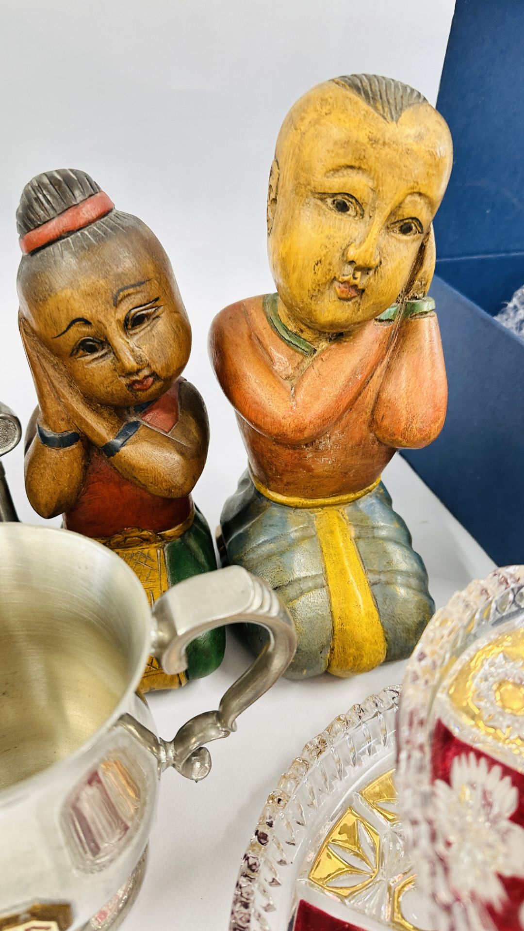 A GROUP OF ORNAMENTS AND COLLECTIBLE ITEMS TO INCLUDE STUDIO POTTERY FLASK, WOODEN ORNAMENTS, BRASS, - Image 9 of 19