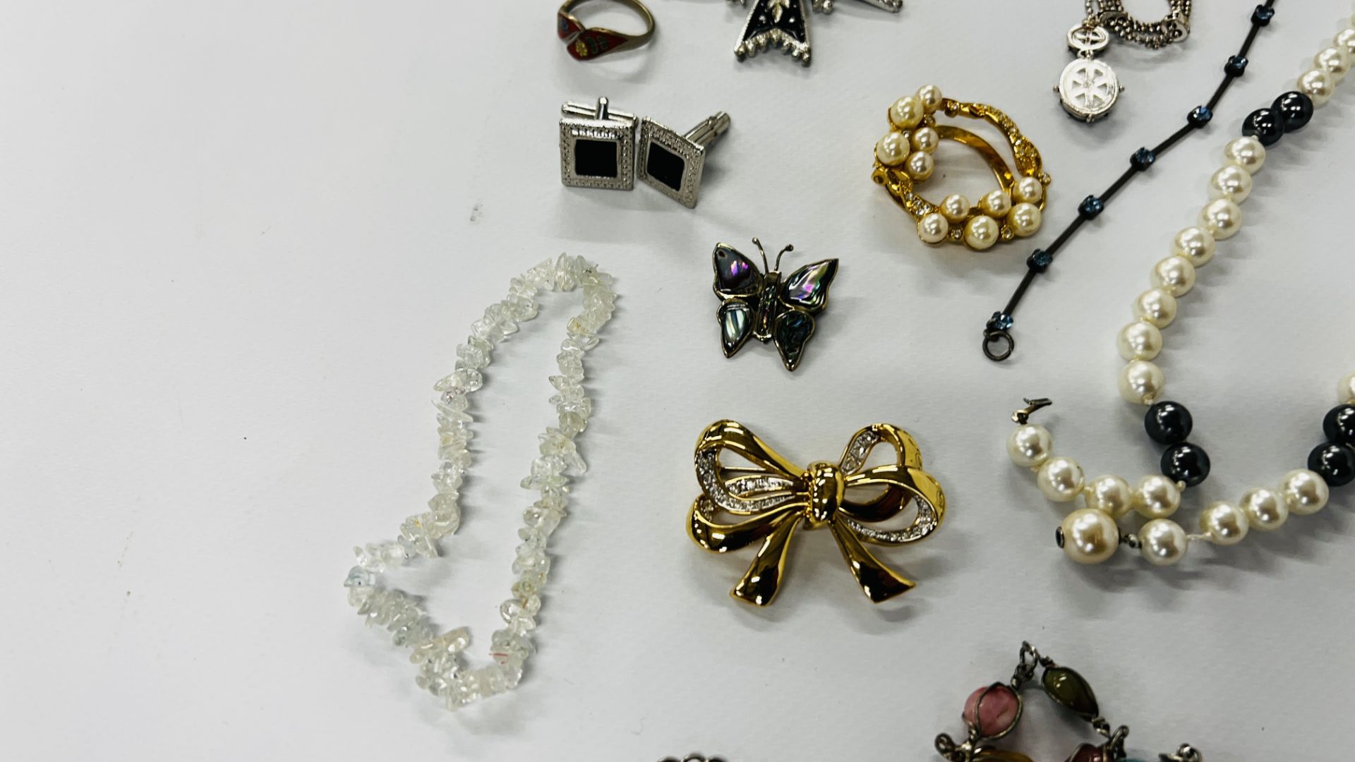A TRAY OF RETRO AND VINTAGE JEWELLERY TO INCLUDE NECKLACES, BRACELETS ETC. - Image 9 of 14