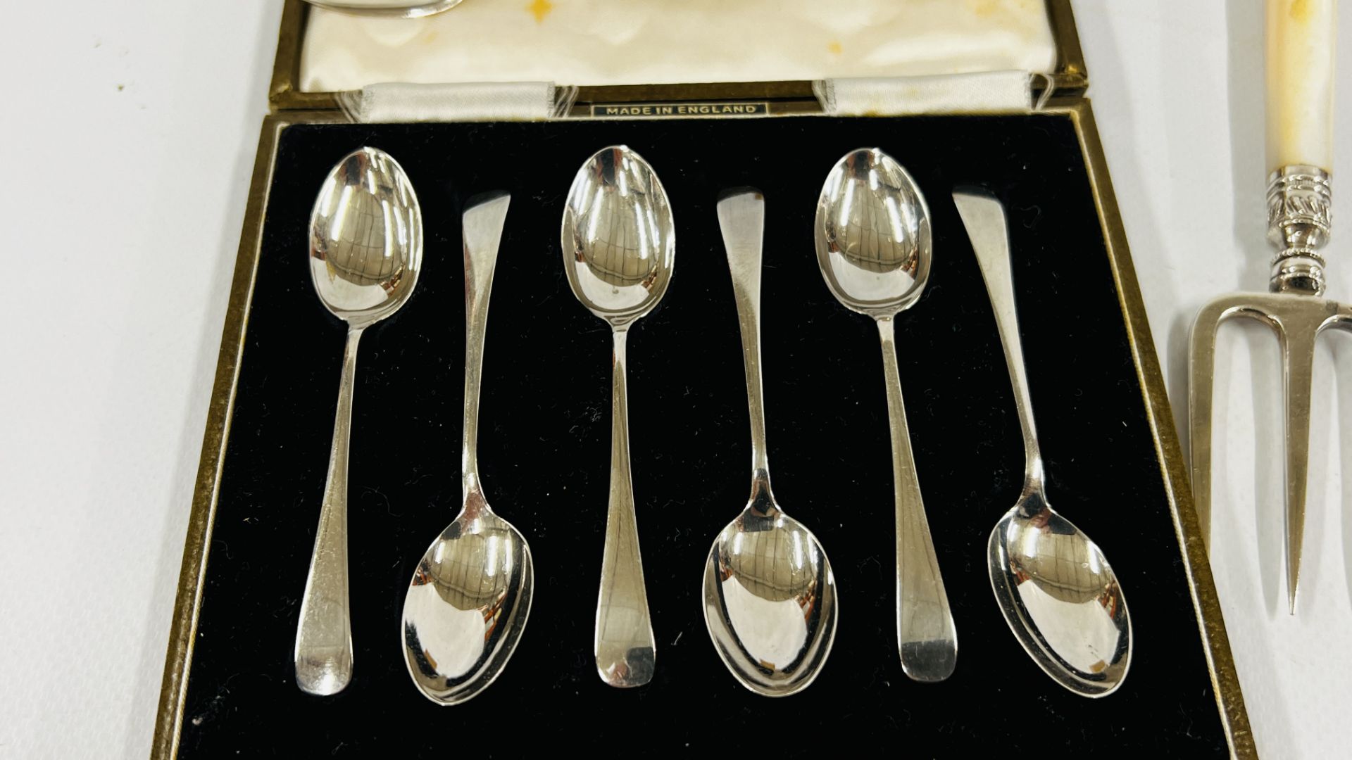A SET OF SIX CASE SILVER EGG SPOONS ALONG WITH AN ANTIQUE SILVER FORK AND A FURTHER PICKLE FORK - Image 2 of 12