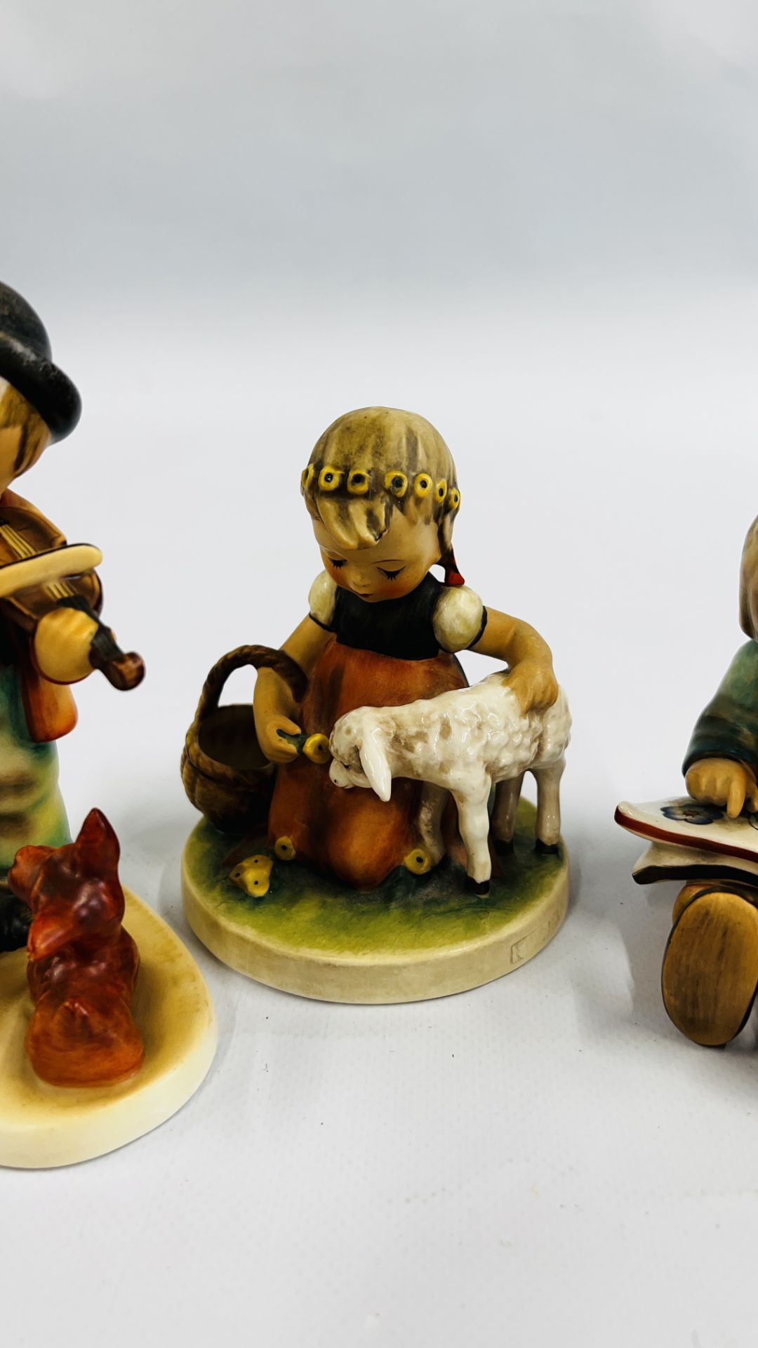 A GROUP OF FIVE GOEBEL FIGURES INCLUDING 'BOOKWORM', 'EVENING PRAYER' AND 'FAVOURITE PET' ETC. - Bild 3 aus 10