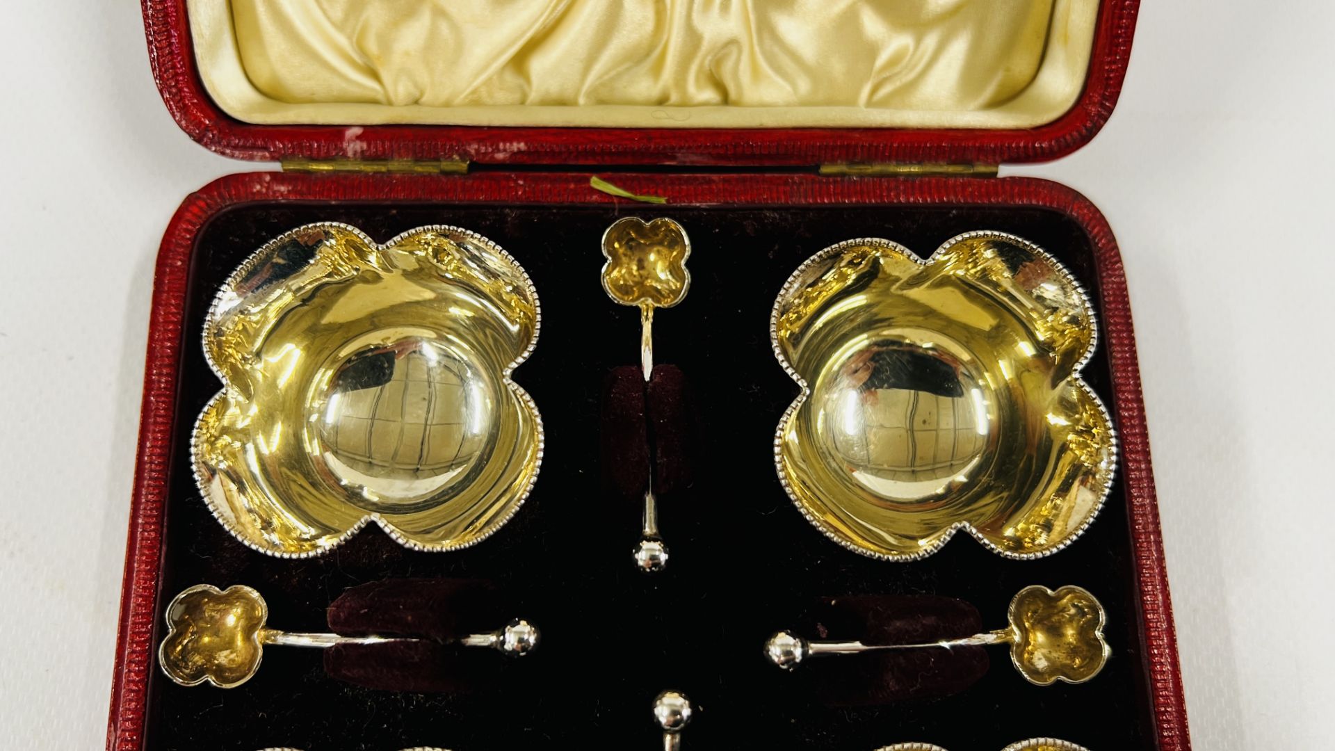 CASED SET OF FOUR VICTORIAN SILVER SALTS WITH SPOONS LONDON 1897 MAKER WOLFSKY & Co LTD. - Image 3 of 9