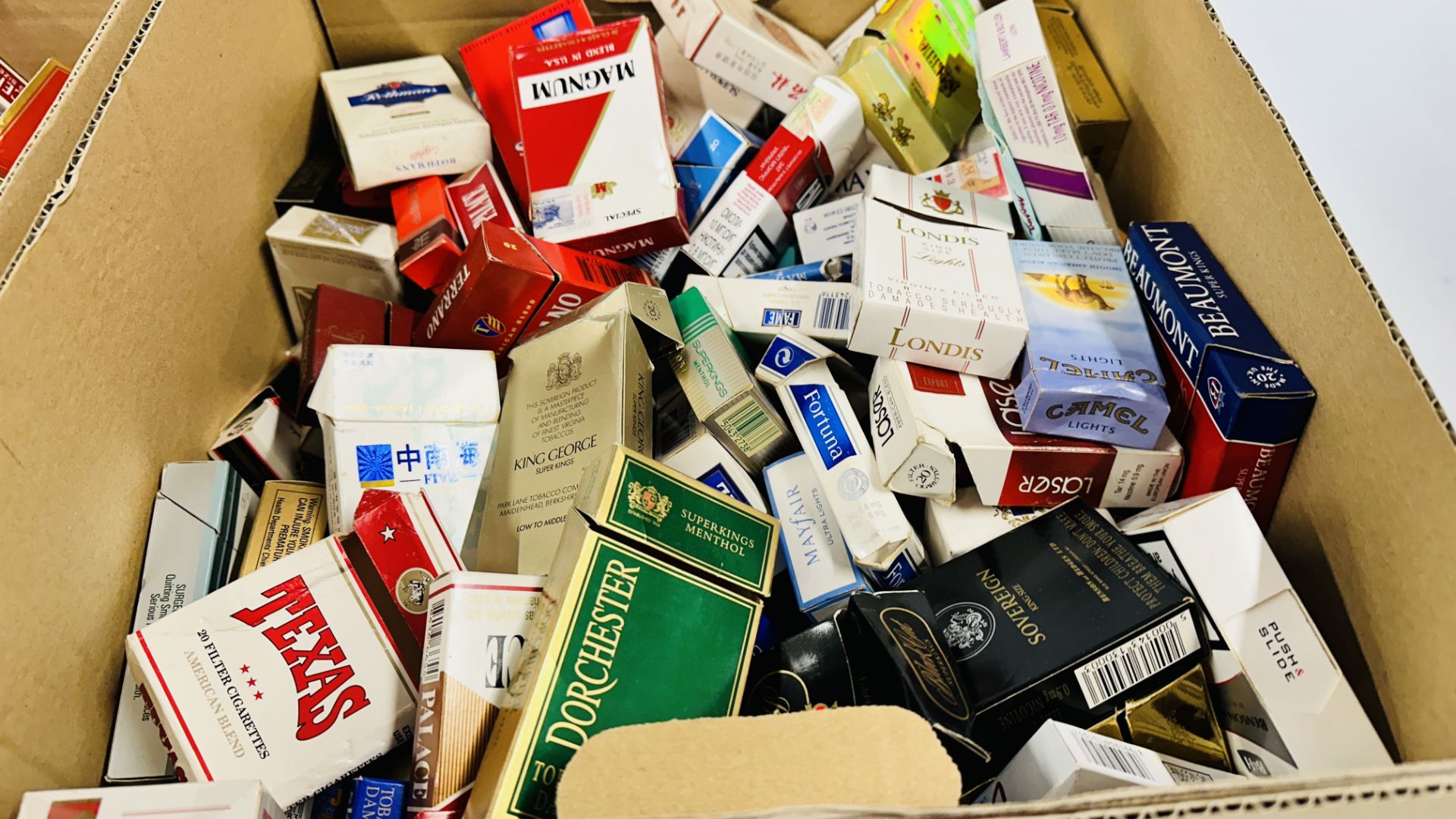 2 X BOXES CONTAINING AN EXTENSIVE COLLECTION OF ASSORTED EMPTY CIGARETTE BOXES TO INCLUDE EXAMPLES - Image 5 of 5