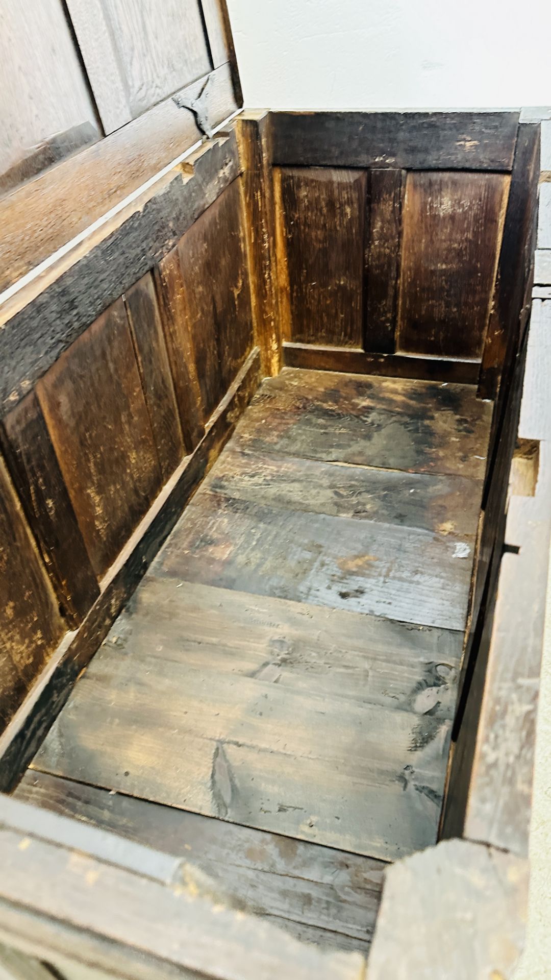 A C17th OAK COFFER, DATED 1686, WITH ALTERATIONS INCLUDING A NEW TOP, 134CM WIDE. - Bild 15 aus 17