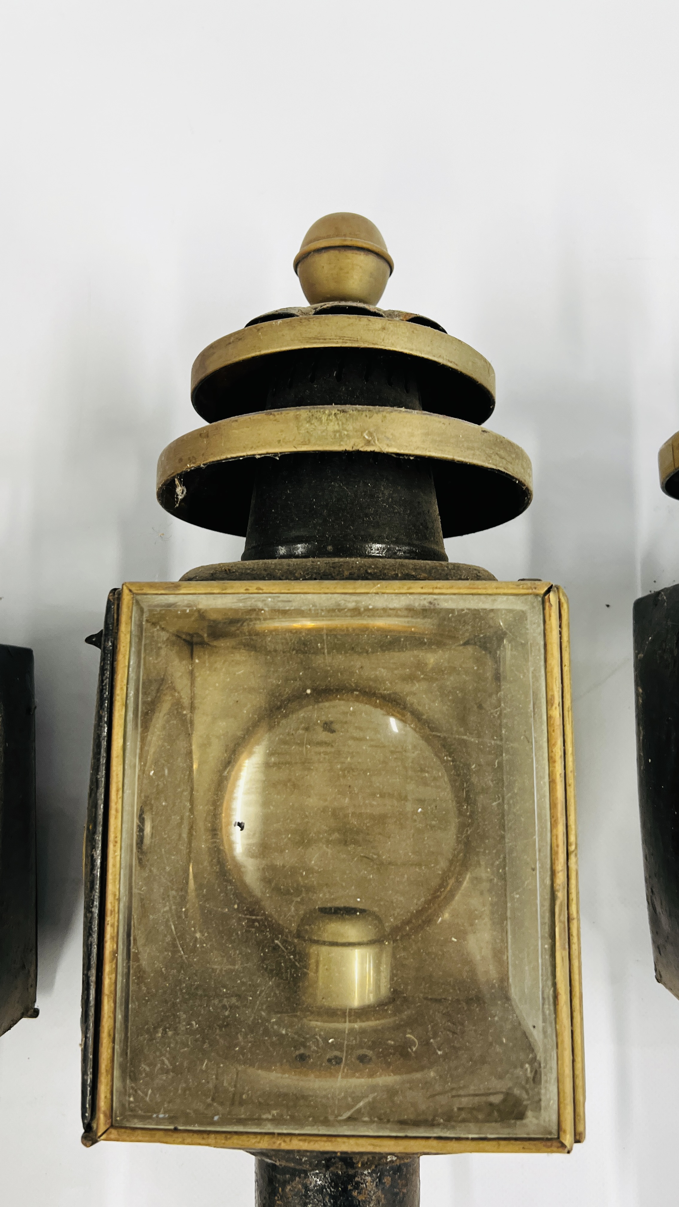 A GROUP OF THREE ANTIQUE CARRIAGE LAMPS WITH BEVELLED GLASS. - Image 3 of 9
