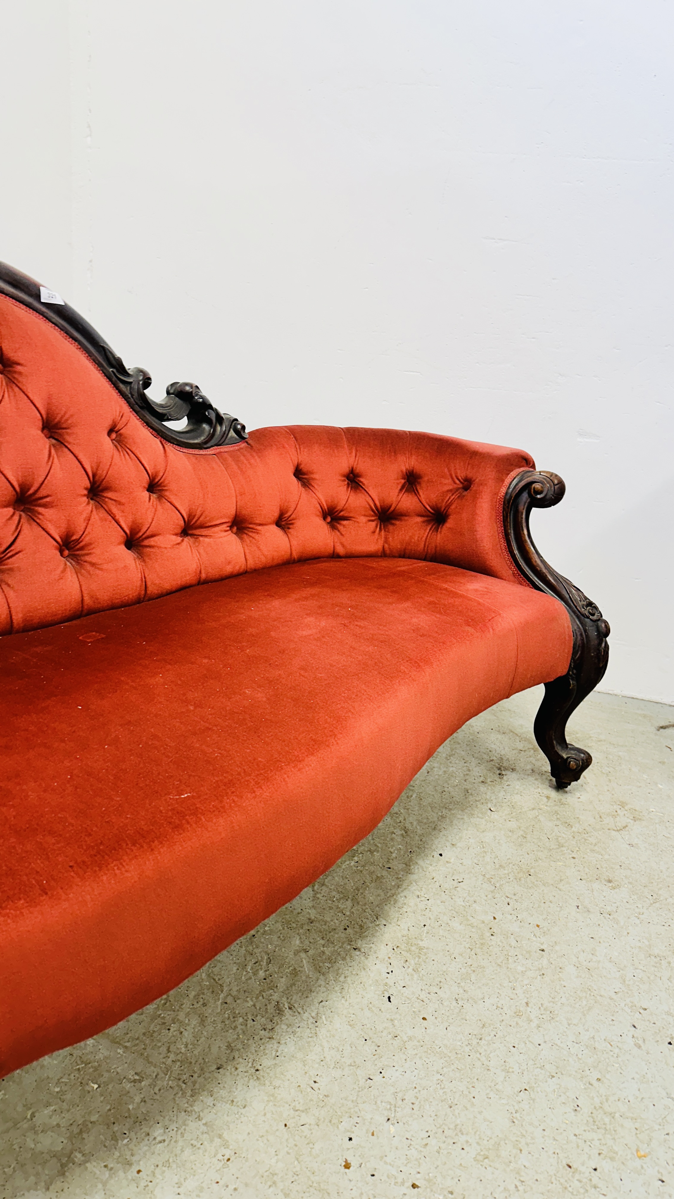 A VICTORIAN MAHOGANY FRAMED HUMP BACK SOFA IN RED BUTTON BACK VELOUR - L 210CM. - Image 6 of 15