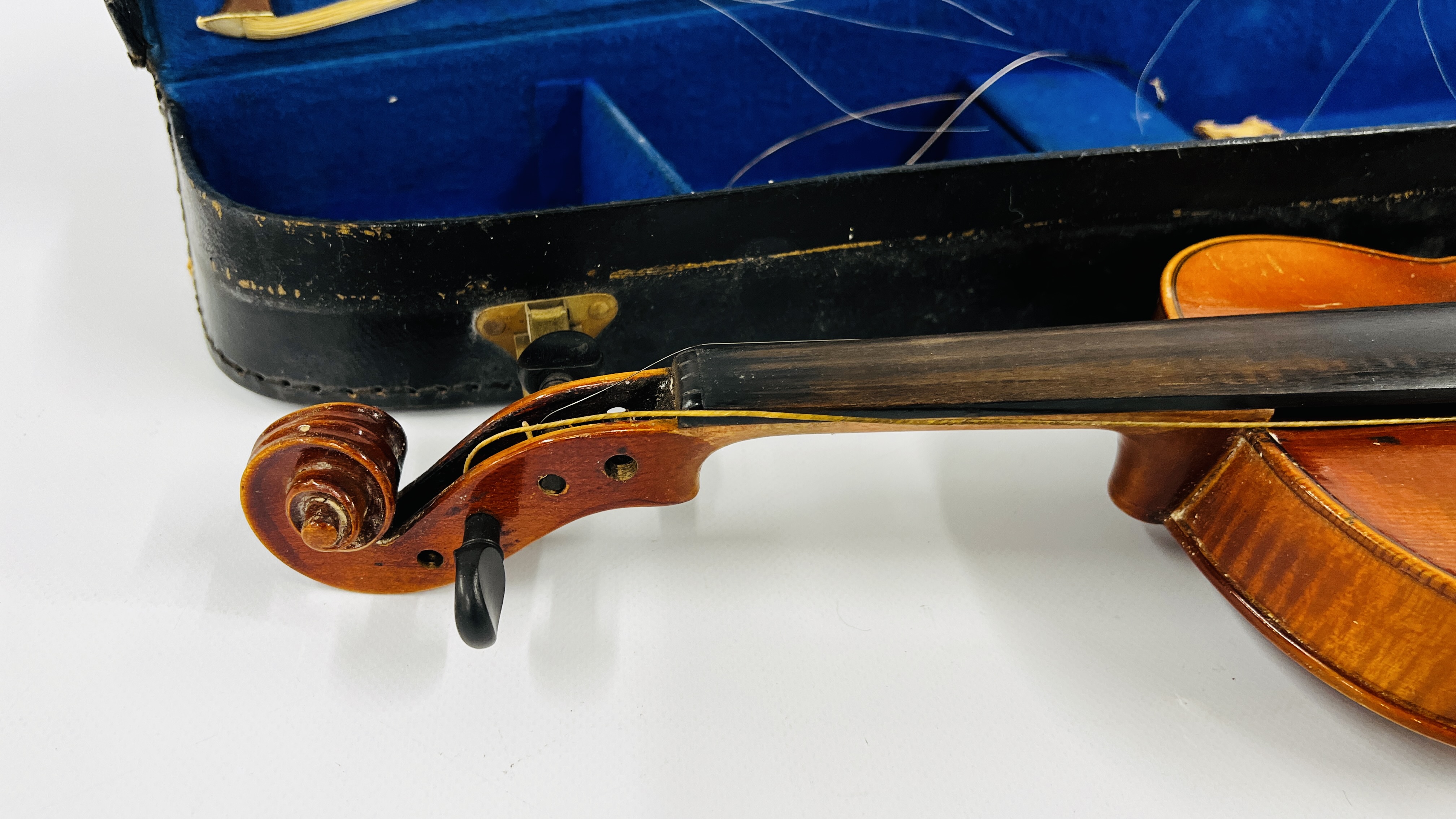 A VINTAGE VIOLIN AND BOW WITH MOTHER OF PEARL DETAIL A/F IN A RUSHWORTH AND DRAPER MUSICAL - Image 3 of 8