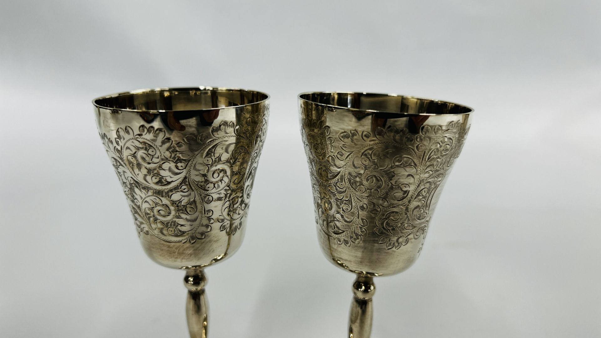 A PAIR OF SILVER ENGRAVED FOOTED GOBLETS, BIRMINGHAM ASSAY 1968 CSG & CO. H 12CM. - Image 4 of 7