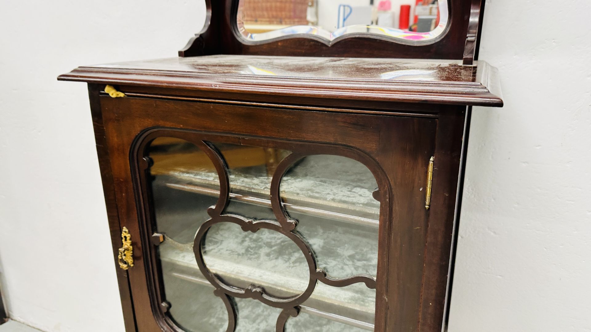 A VICTORIAN MAHOGANY SHEET MUSIC CABINET WITH MIRRORED UPSTAND AND FRETWORK PEDIMENT, - Bild 7 aus 11