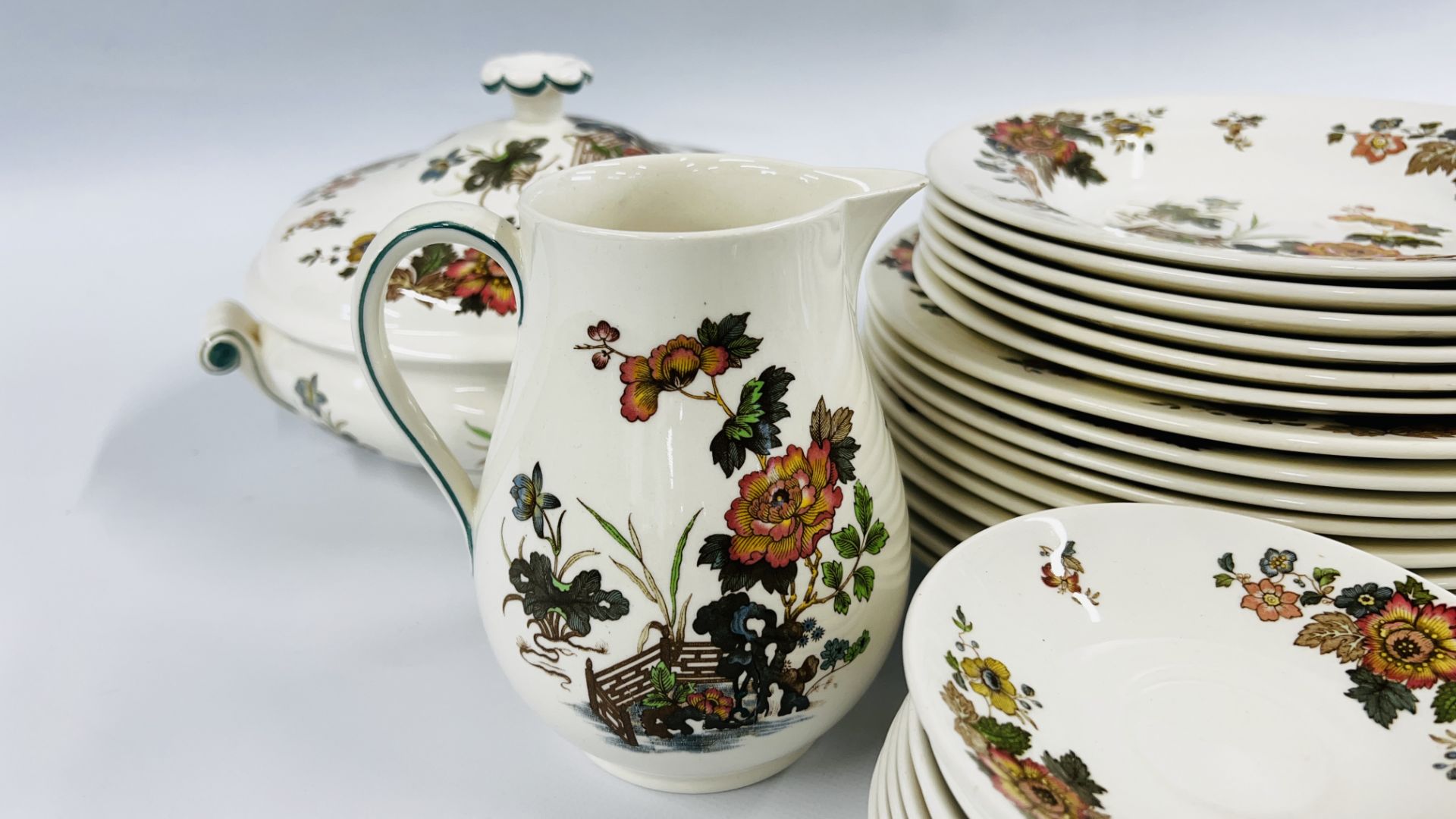 APPROXIMATELY 61 PIECES OF WEDGEWOOD EASTERN FLOWERS TEA AND DINNERWARE. - Image 5 of 16