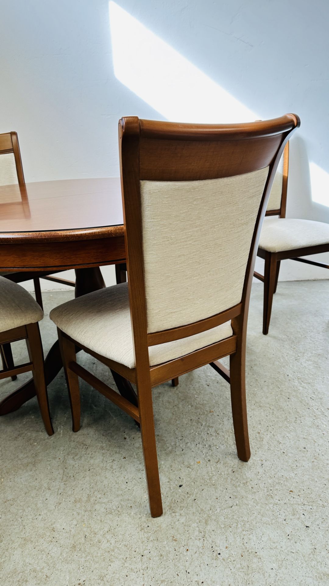 A GOOD QUALITY G PLAN CHERRY WOOD FINISH CIRCULAR EXTENDING DINING TABLE COMPLETE WITH 6 MATCHING - Image 7 of 14