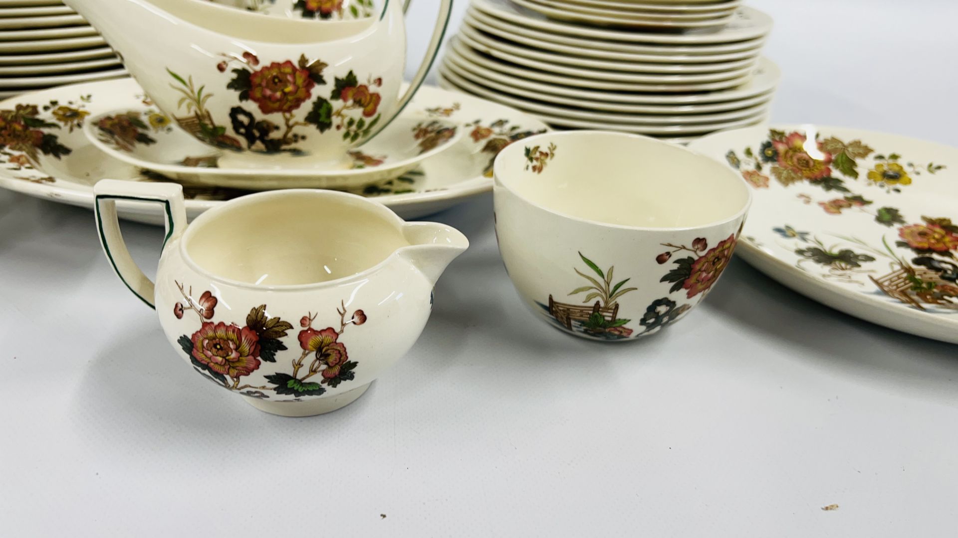 APPROXIMATELY 61 PIECES OF WEDGEWOOD EASTERN FLOWERS TEA AND DINNERWARE. - Image 11 of 16