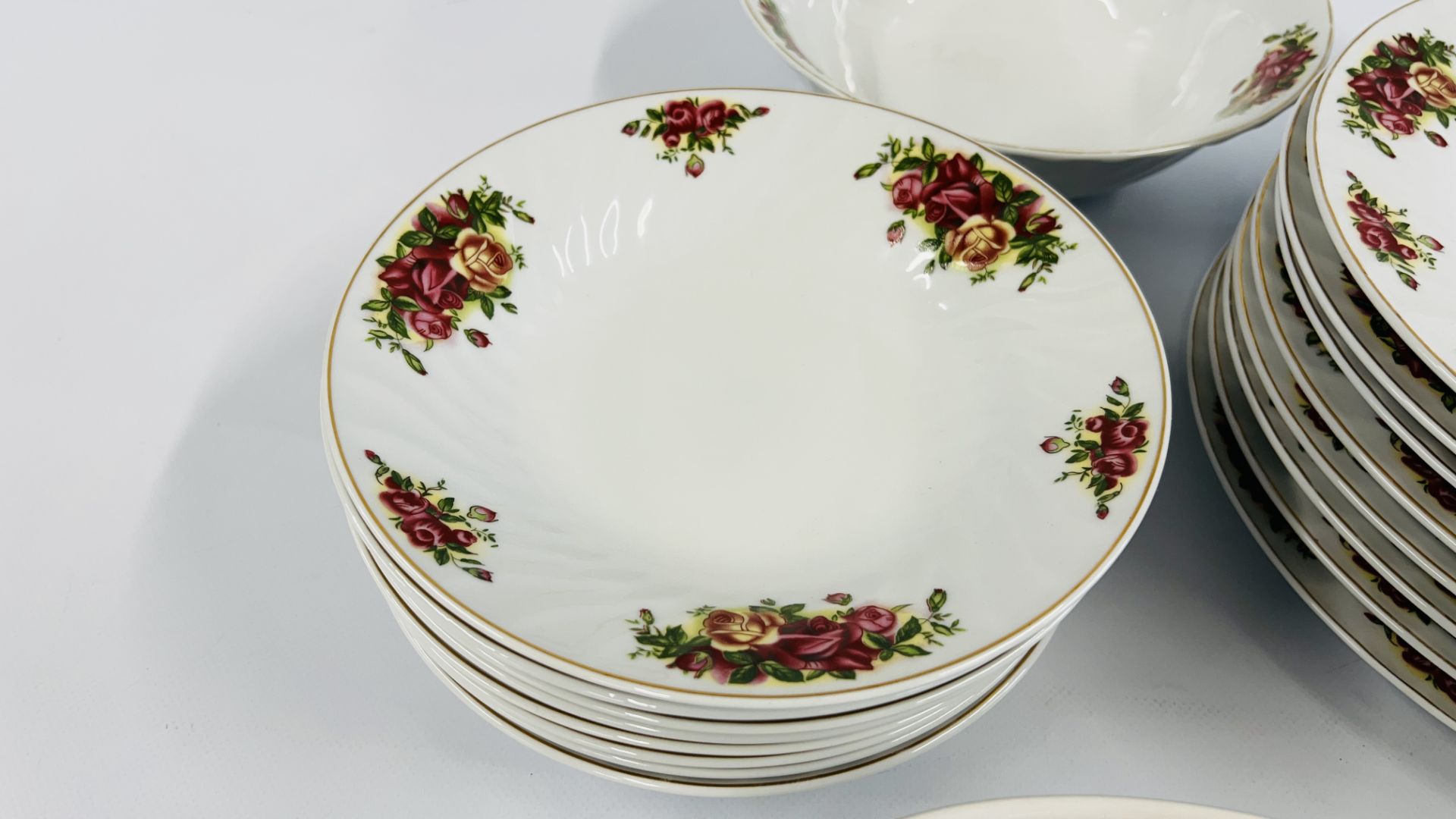 APPROXIMATELY 23 PIECES OF ROYAL NORFOLK COUNTRY ROSES DINNER + TEA WARE. - Image 7 of 9