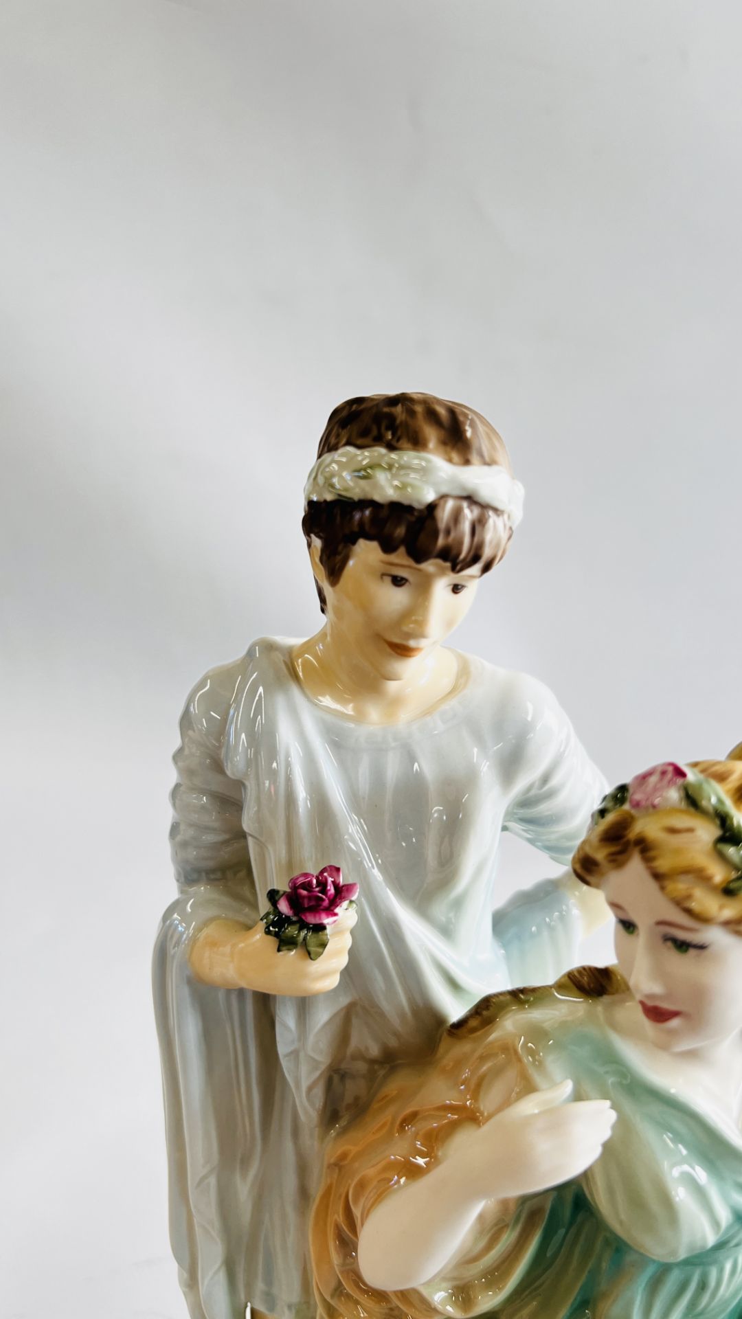 A WEDGWOOD LIMITED EDITION 920/3000 FIGURINE THE CLASSICAL COLLECTION "ADORATION" BOXED WITH - Bild 2 aus 7