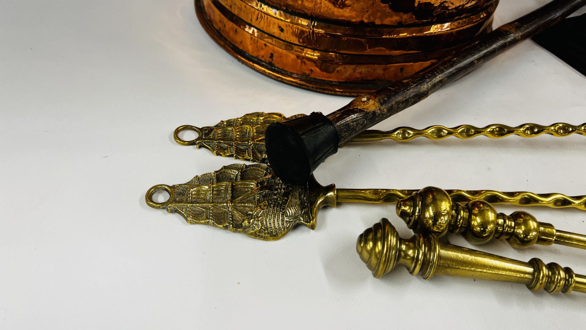 AN EXTENSIVE COLLECTION OF BRASS, COPPER AND METALWARE TO INCLUDE BRASS HORSE DOOR STOP, - Image 9 of 9