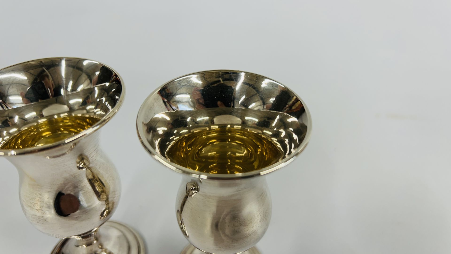 A PAIR OF SILVER FOOTED GOBLETS, BIRMINGHAM ASSAY 1972 B & CO. H 10.5CM. - Bild 3 aus 8