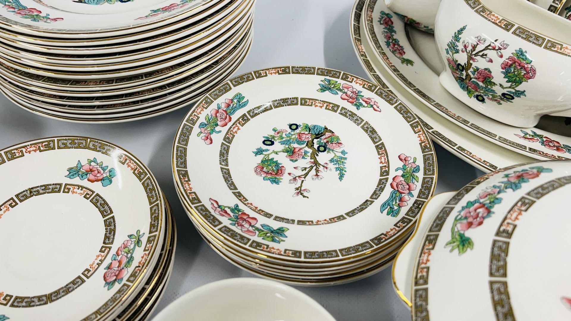 55 PIECES OF WEDGEWOOD INDIAN TREE DINNERWARE INCLUDING PLATES, CUPS, SAUCERS, TUREENS ETC. - Image 5 of 10
