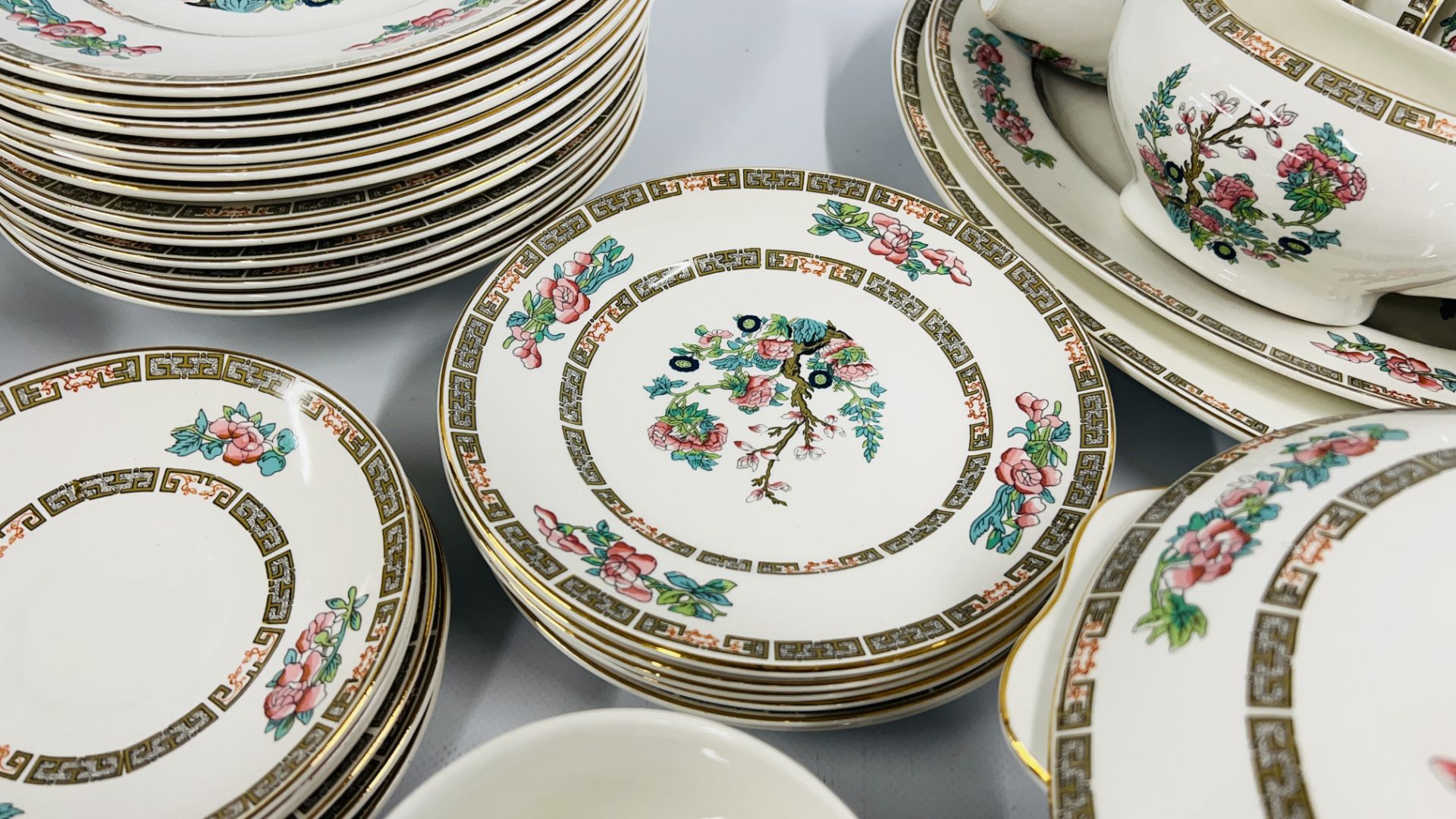 55 PIECES OF WEDGEWOOD INDIAN TREE DINNERWARE INCLUDING PLATES, CUPS, SAUCERS, TUREENS ETC. - Bild 5 aus 10