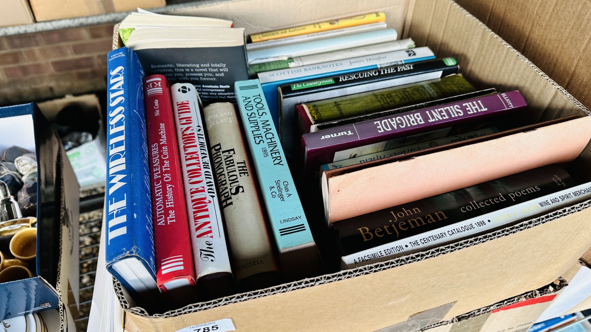 EIGHT BOXES OF MIXED BOOKS INCLUDING MACHINES, COLLECTING, ANTIQUES, GARDENING, REFERENCE, MUSICAL, - Image 2 of 9