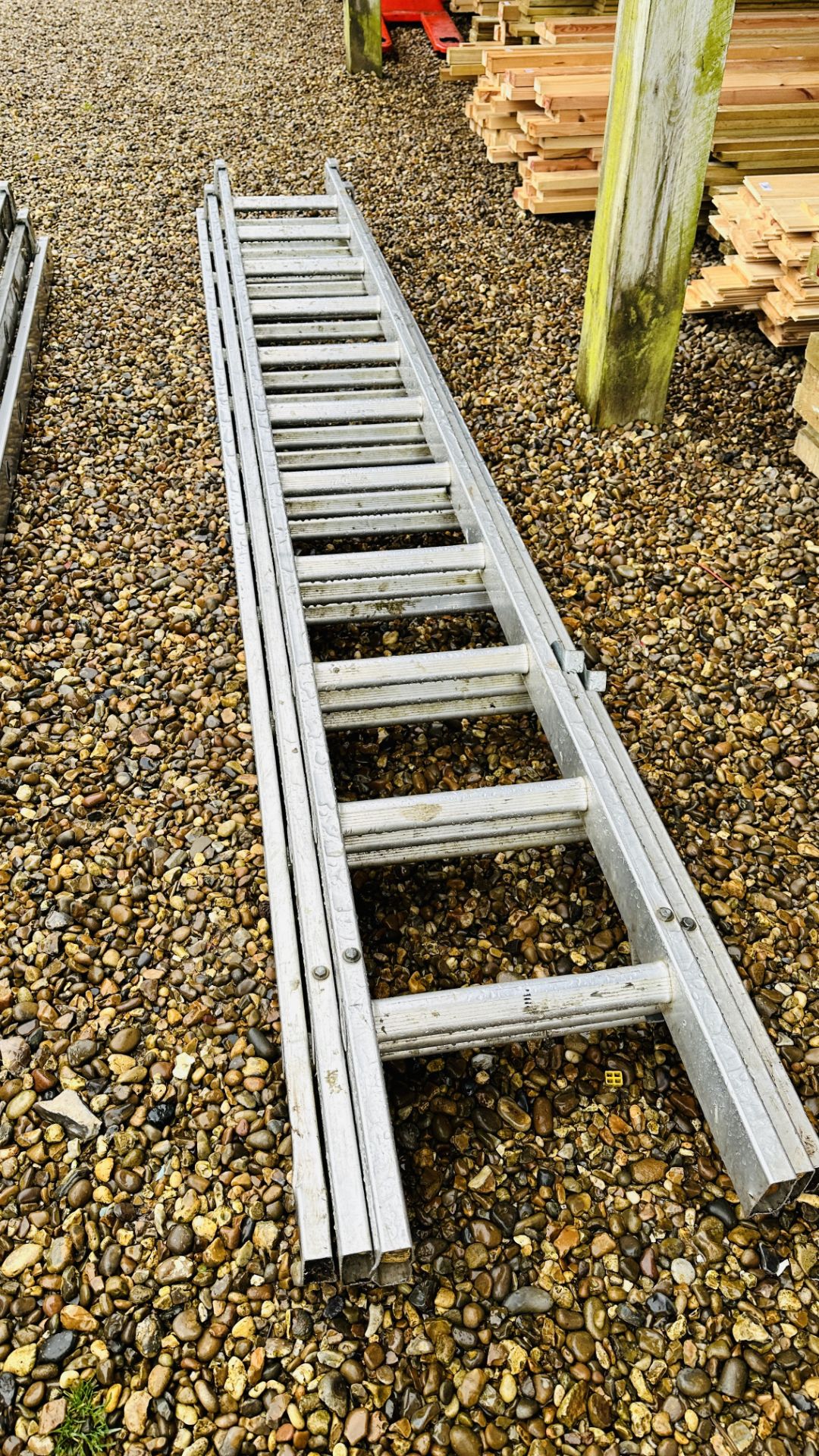 ALUMINIUM 33 RUNG 3 SECTION EXTENSION LADDER