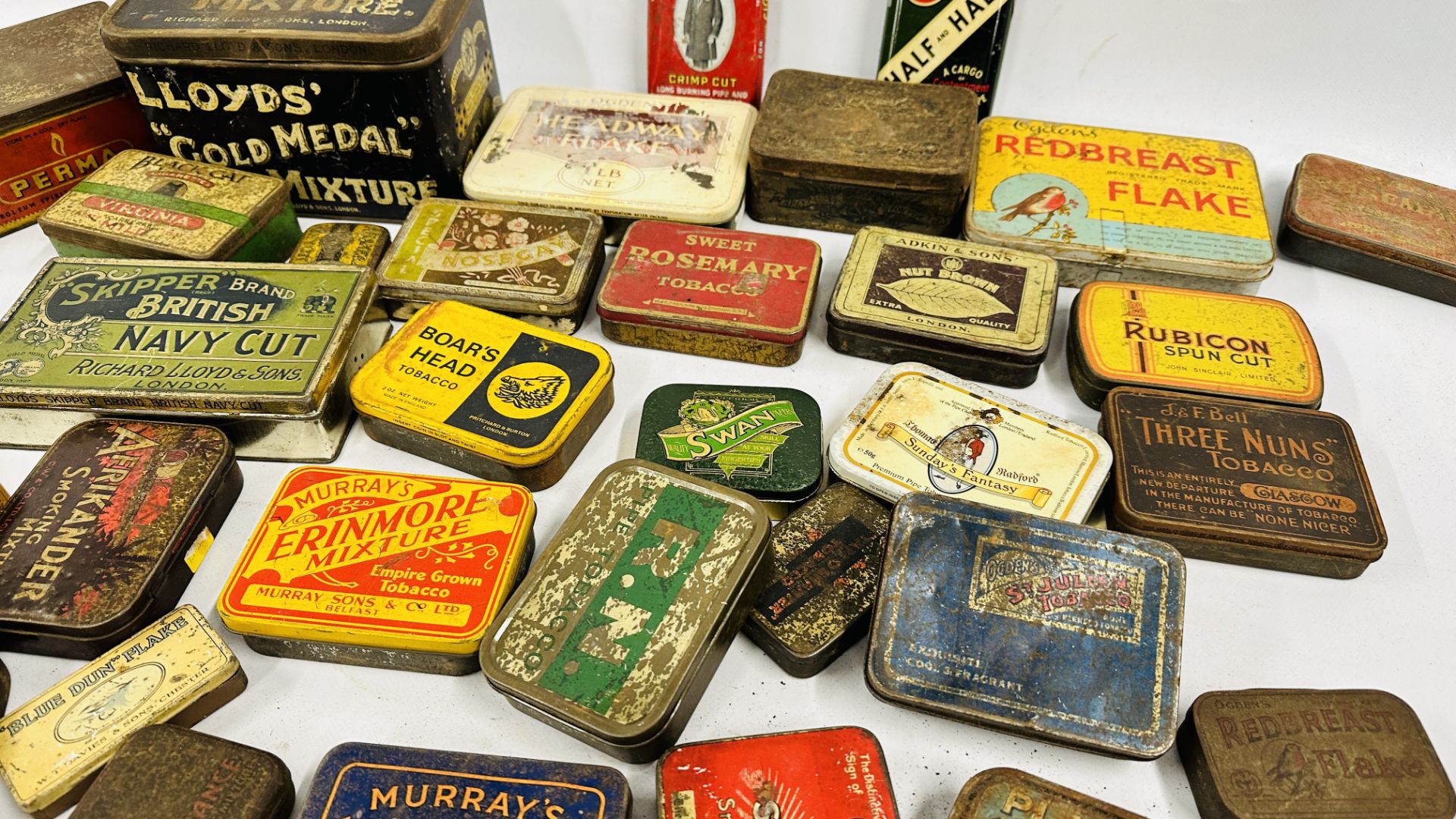 A BOX CONTAINING AN EXTENSIVE COLLECTION OF ASSORTED EMPTY VINTAGE TOBACCO TINS TO INCLUDE EXAMPLES - Image 8 of 10