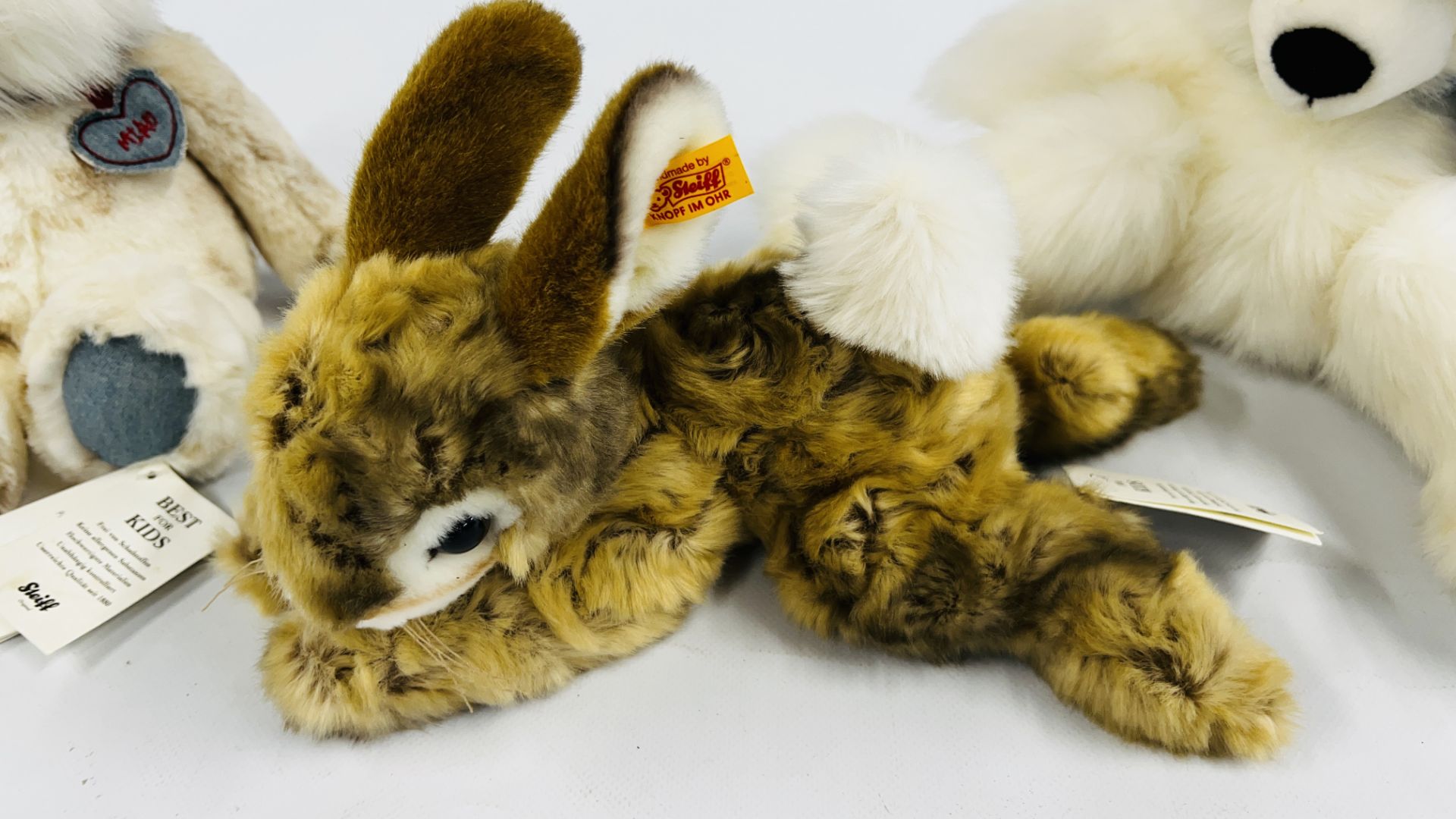 A GROUP OF 3 STEIFF SOFT TOYS TO INCLUDE MIAU CAT 8447, TEDDY 690266 & DORMILI RABBIT 80050. - Bild 5 aus 10