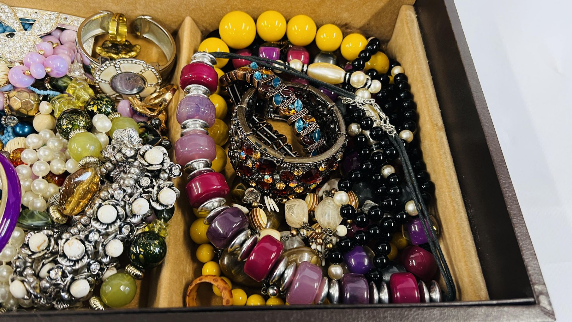 A JEWELLERY BOX MARKED JP CONTAINING A QUANTITY OF VINTAGE AND MODERN COSTUME JEWELLERY TO INCLUDE - Image 8 of 10