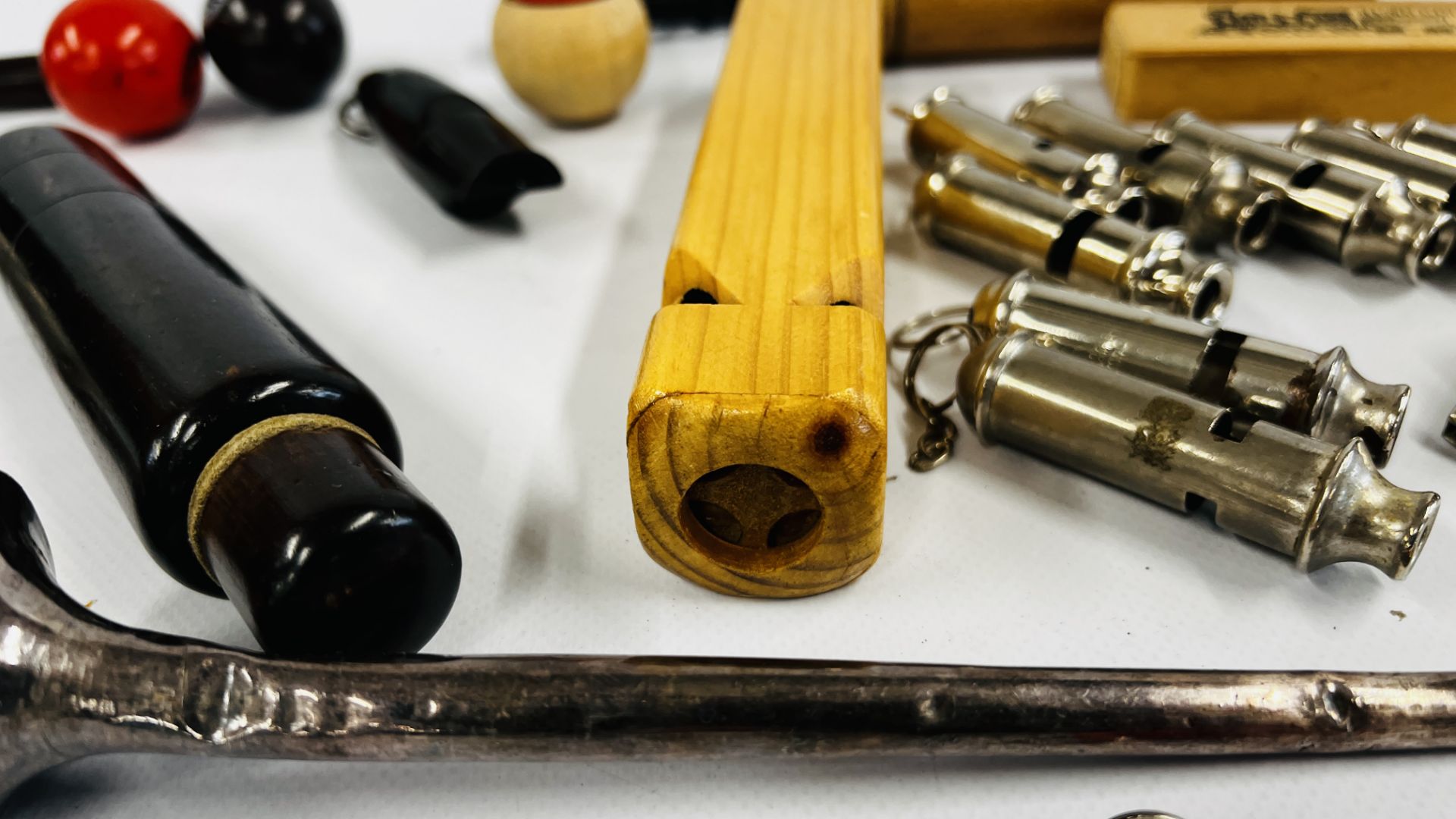 TRAY OF ASSORTED VINTAGE WHISTLES TO INCLUDE BIRD WHISTLES, DOG WHISTLES ETC. - Bild 7 aus 12