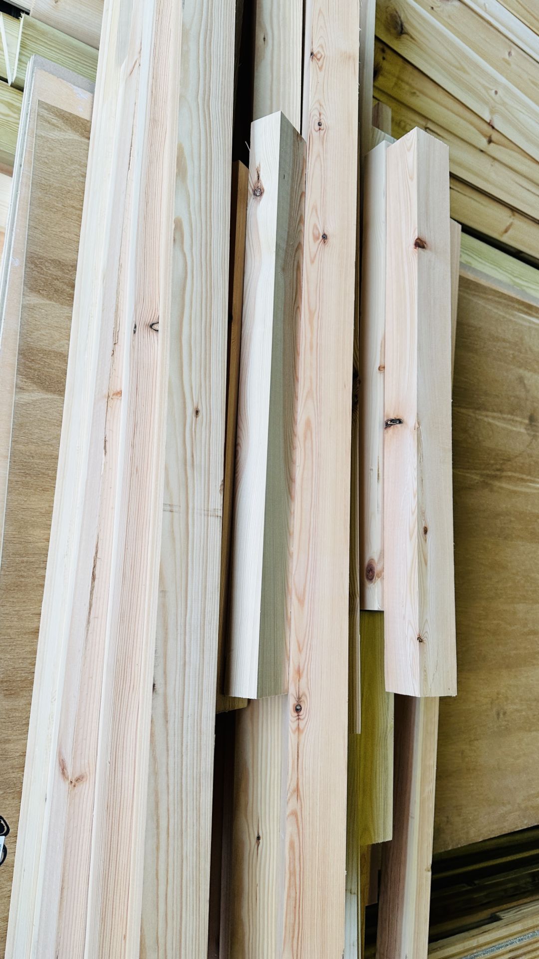 A BUNDLE OF MIXED PLANED TIMBER OFFCUTS. THIS LOT IS SUBJECT TO VAT ON HAMMER PRICE. - Image 5 of 5