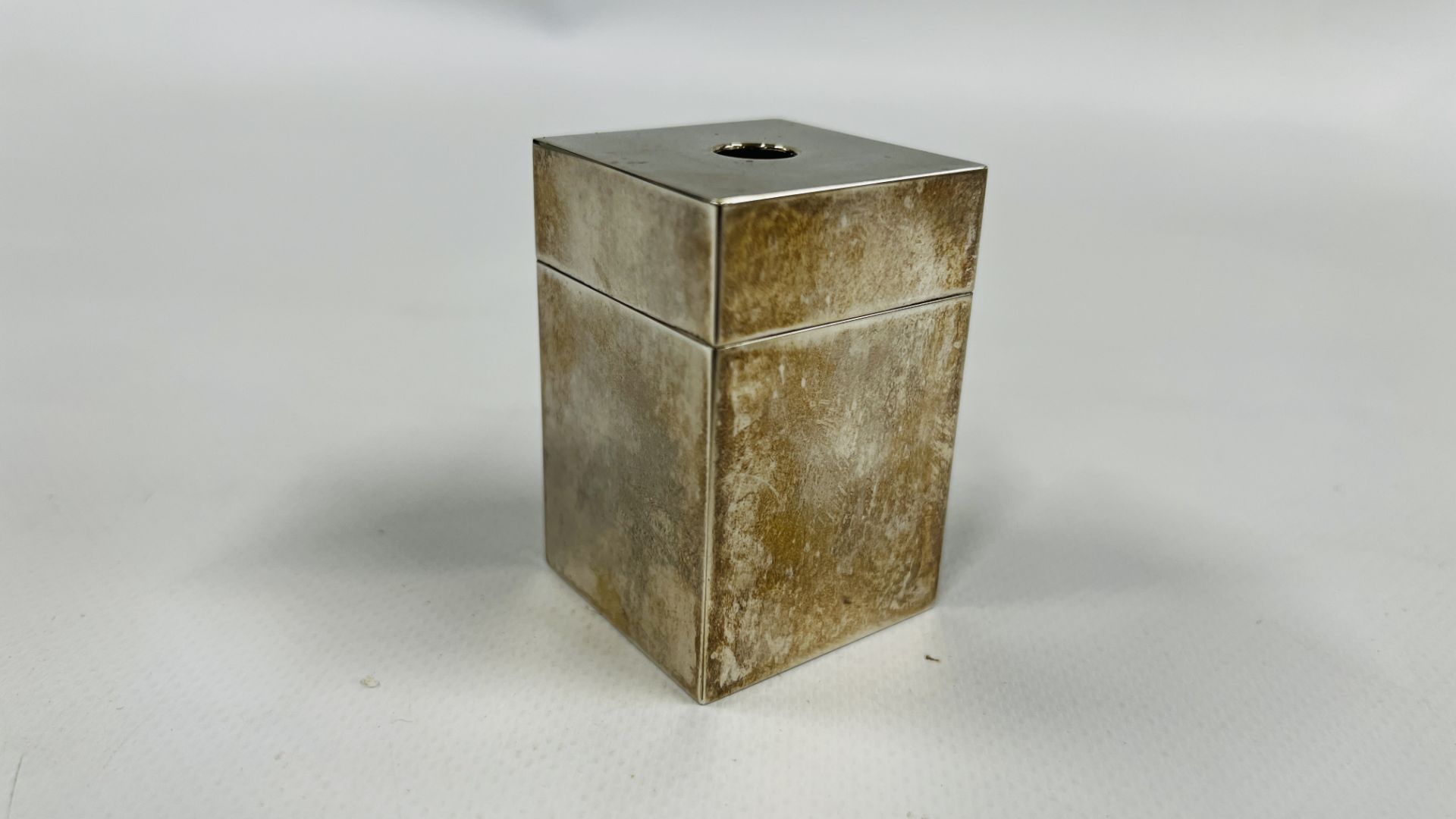 A MODERN SILVER PENCIL SHARPENER OF SQUARE FORM, LONDON ASSAY MARKED PENHALIGONS H 5.8CM X 3.8 X 3. - Image 3 of 7