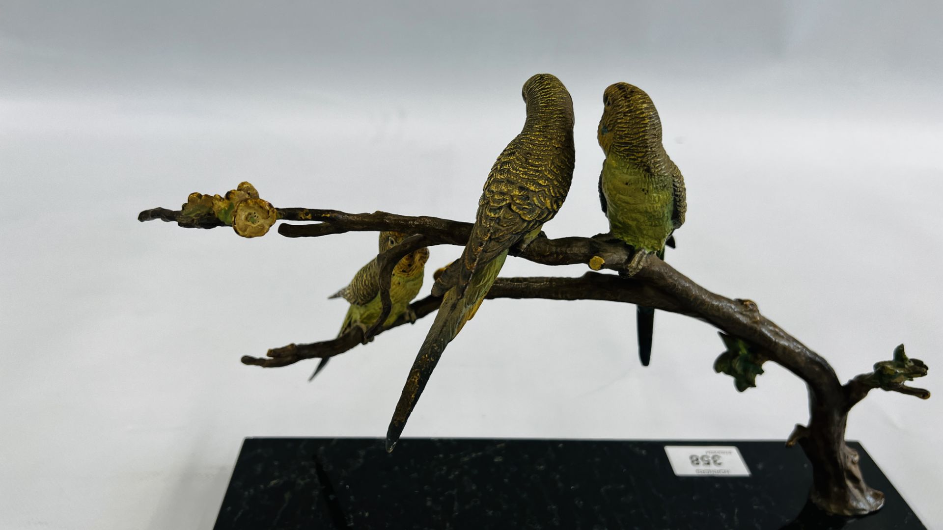 COLD PAINTED BRONZE STUDY OF THREE BUDGERIGARS ON A BLOSSOM BRANCH ON A HARD STONE BASE - L 33CM X - Bild 7 aus 8