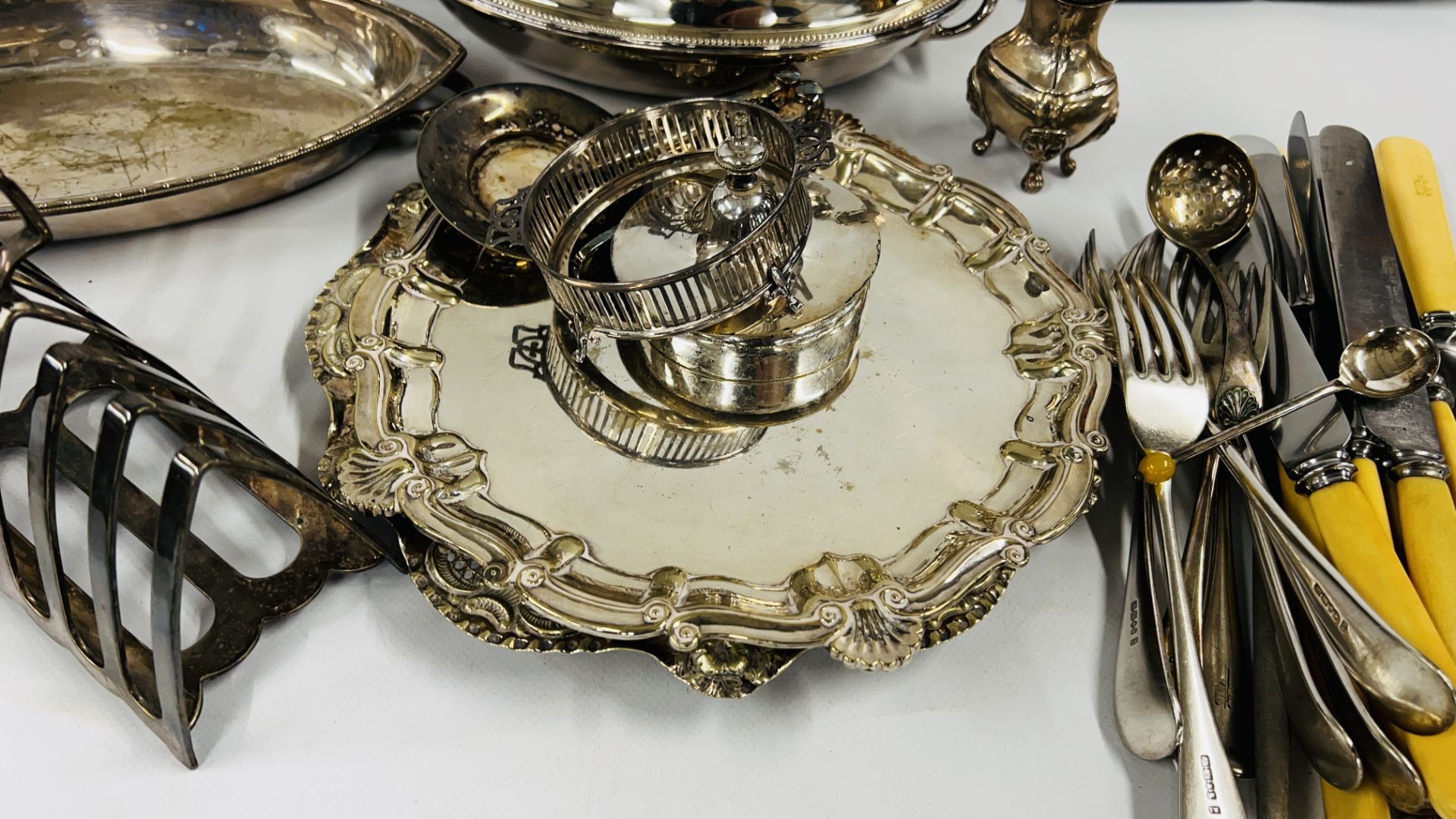 A BOX OF ASSORTED SILVER PLATED WARE TO INCLUDE COVERED TUREENS, TOAST RACK & SALVERS, CRUET, - Bild 10 aus 12